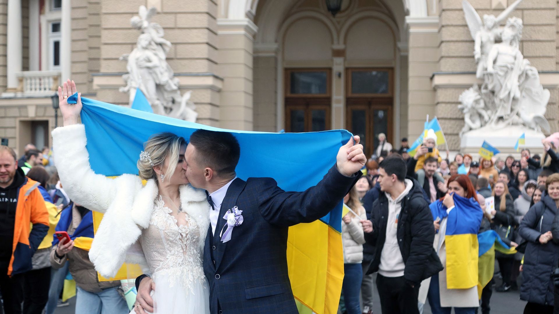 1920x1080 Ukrainian police, broadcasts return to Kherson after Russia withdrawal