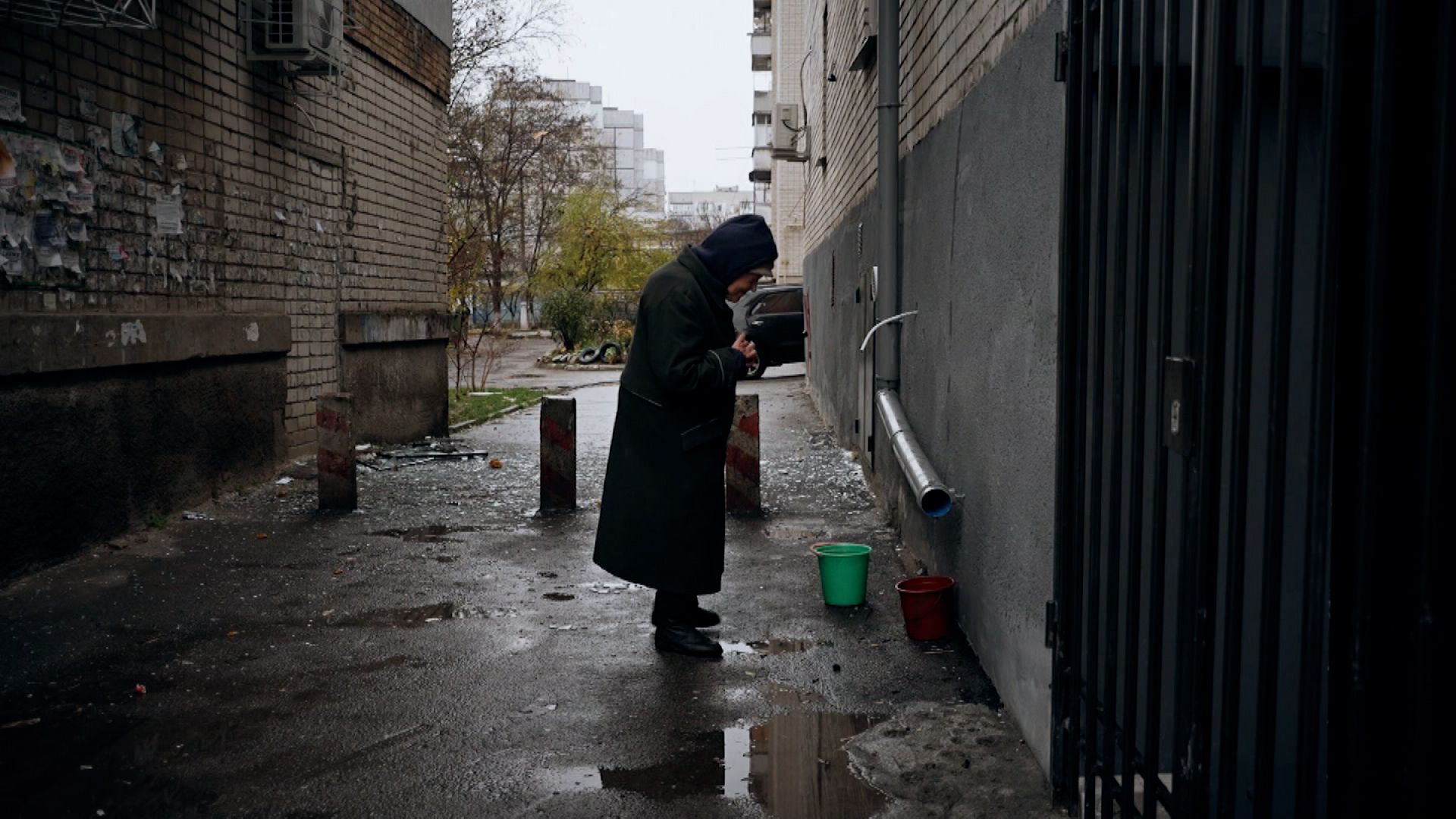 1920x1080 Kherson residents evacuate while those who stay struggle to survive