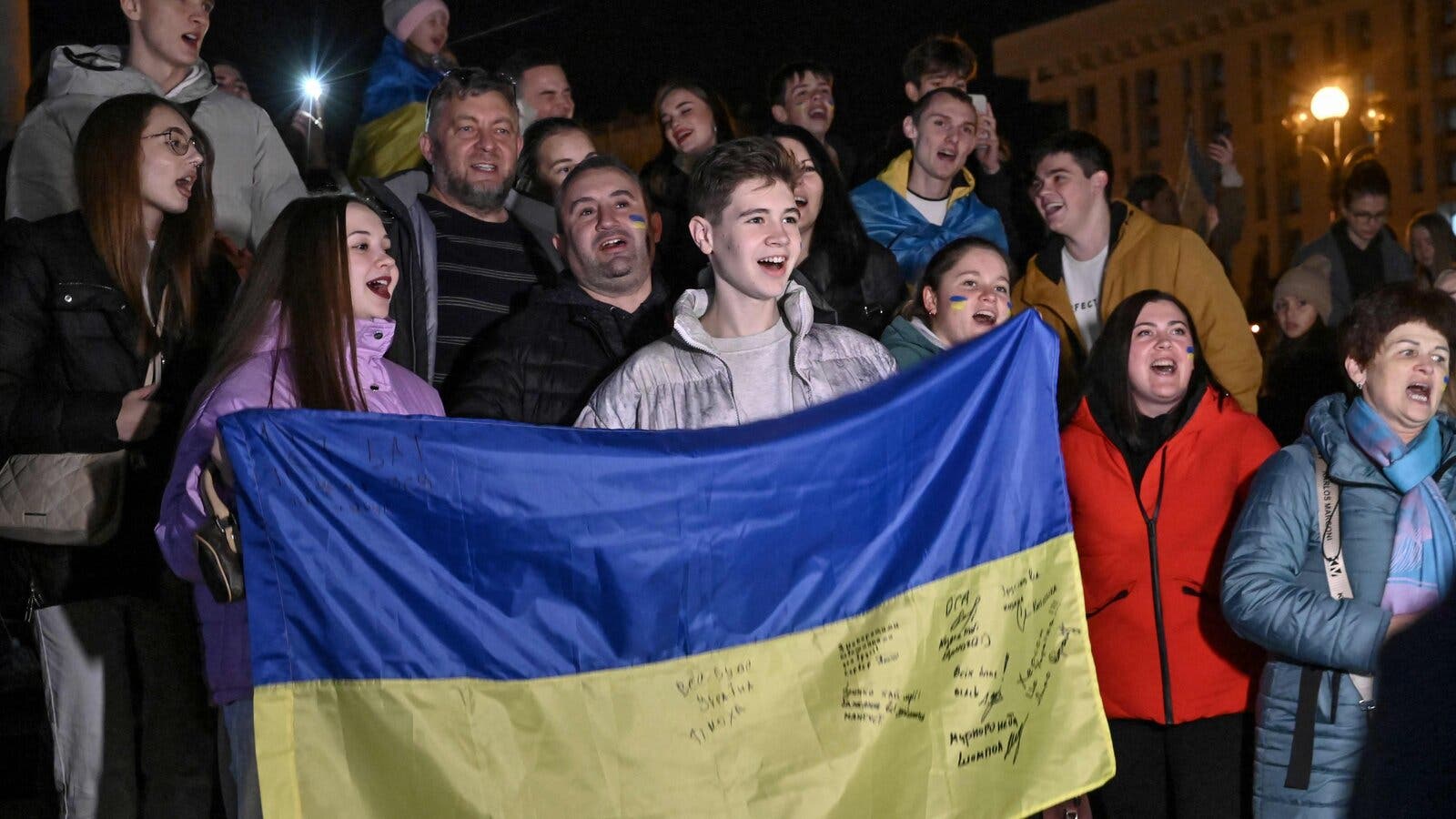 1600x900 Ukrainians in Kyiv Cheer Russian Retreat From Kherson