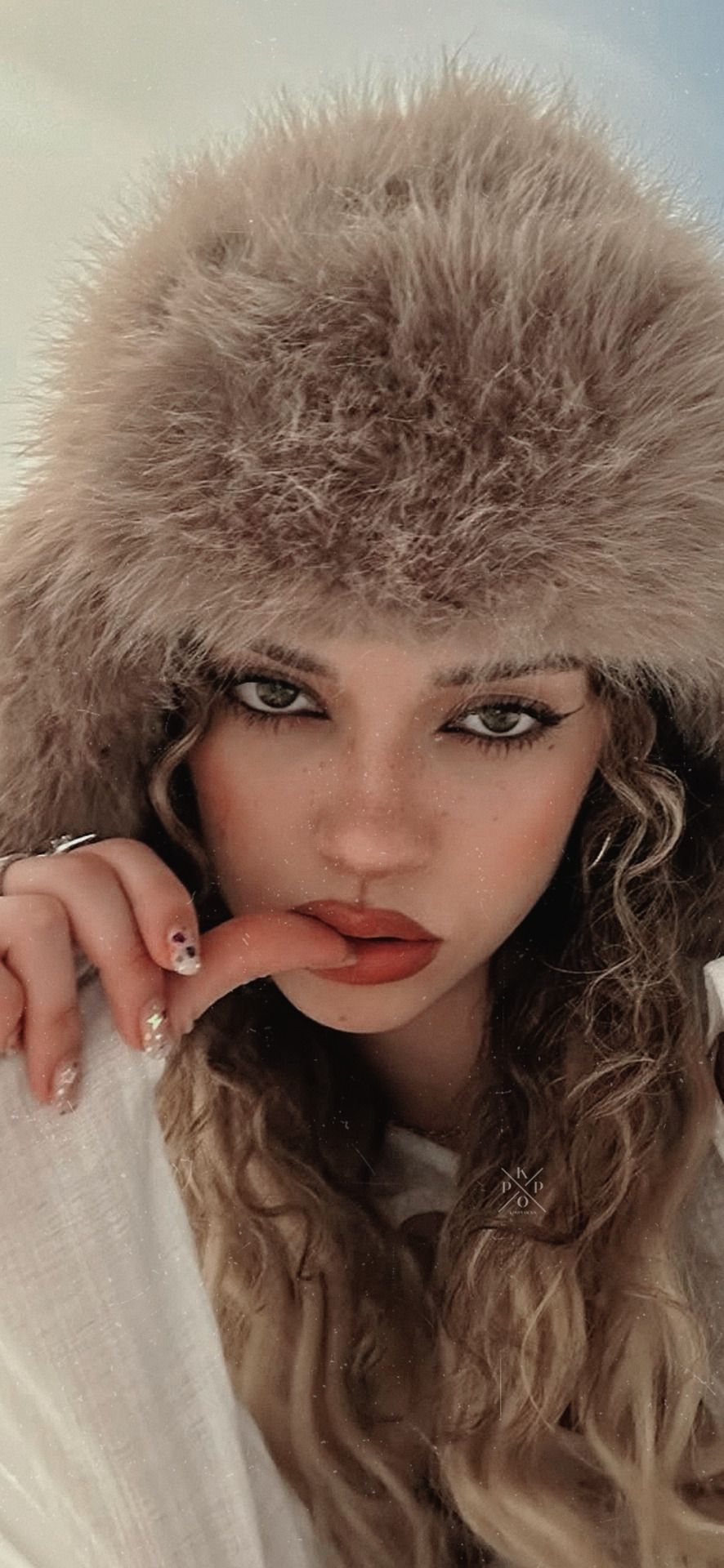 886x1920 Daniela Avanzini Wallpaper