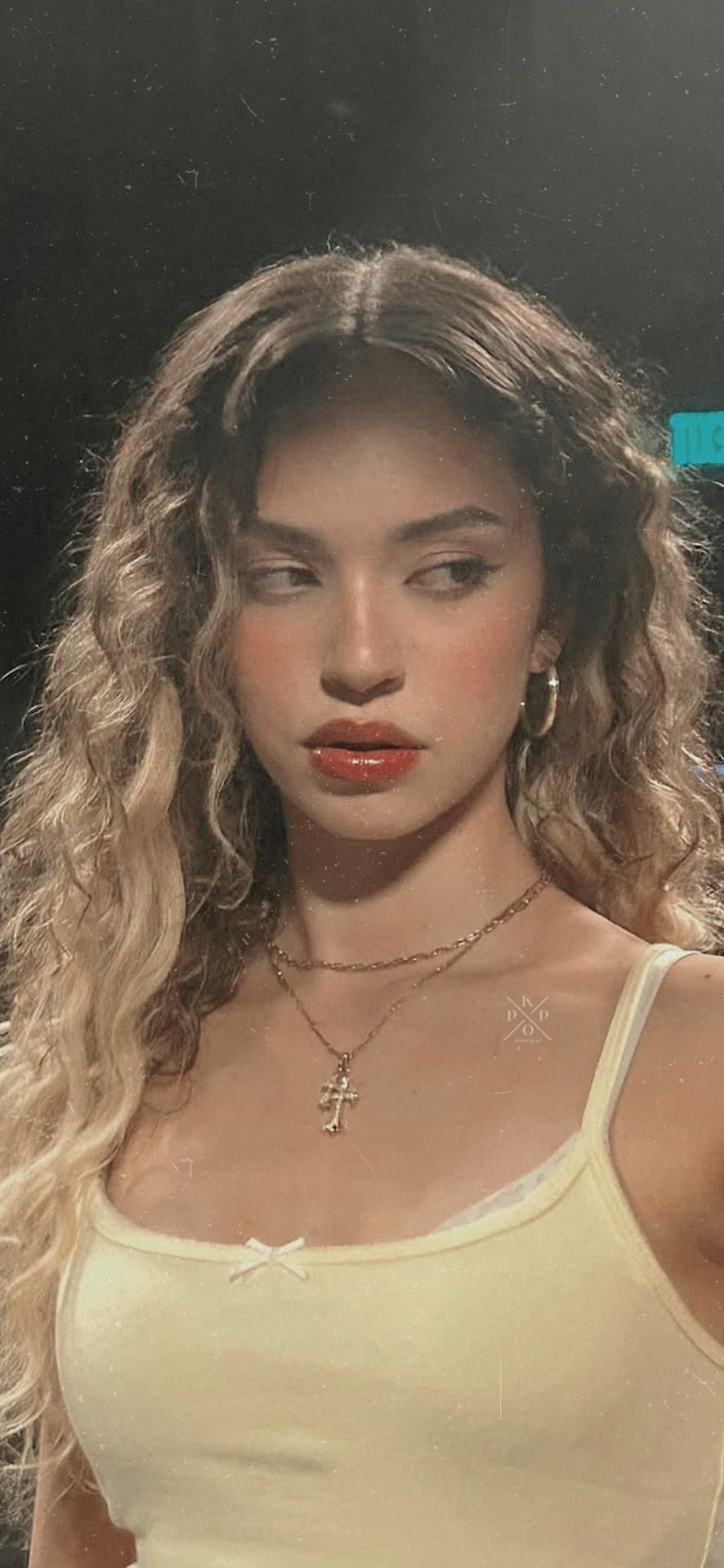 886x1920 Daniela Avanzini Wallpaper
