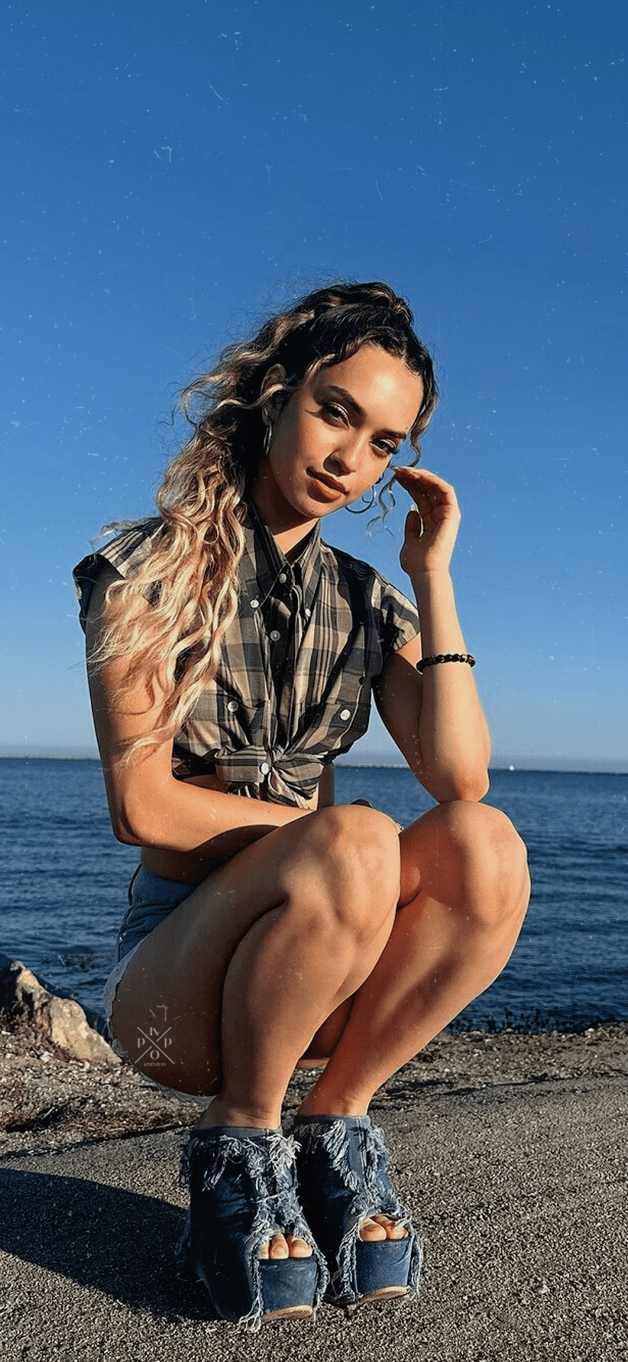 886x1920 Daniela Avanzini Wallpaper