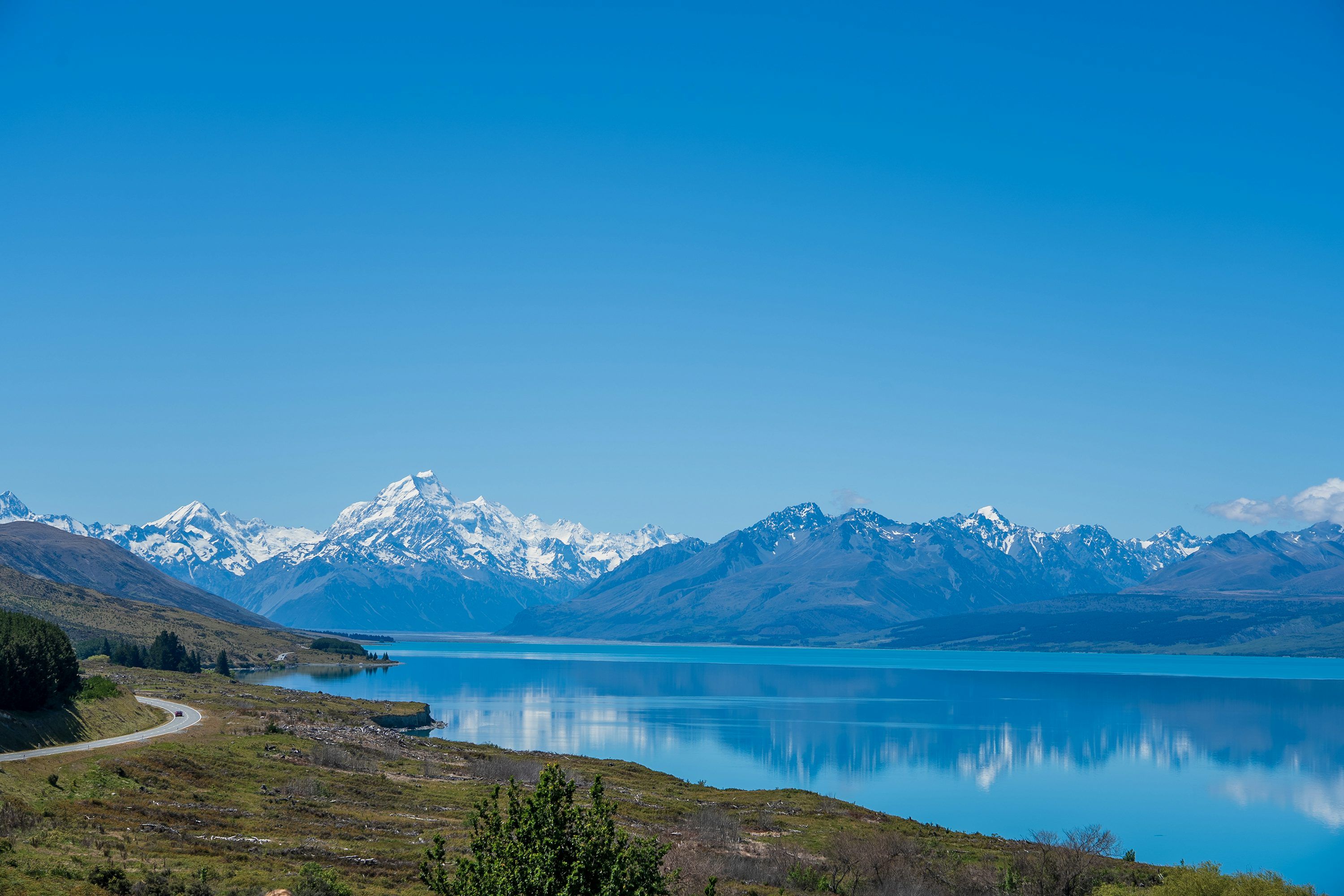3000x2000 A stunning view of mountains and a lake. photo