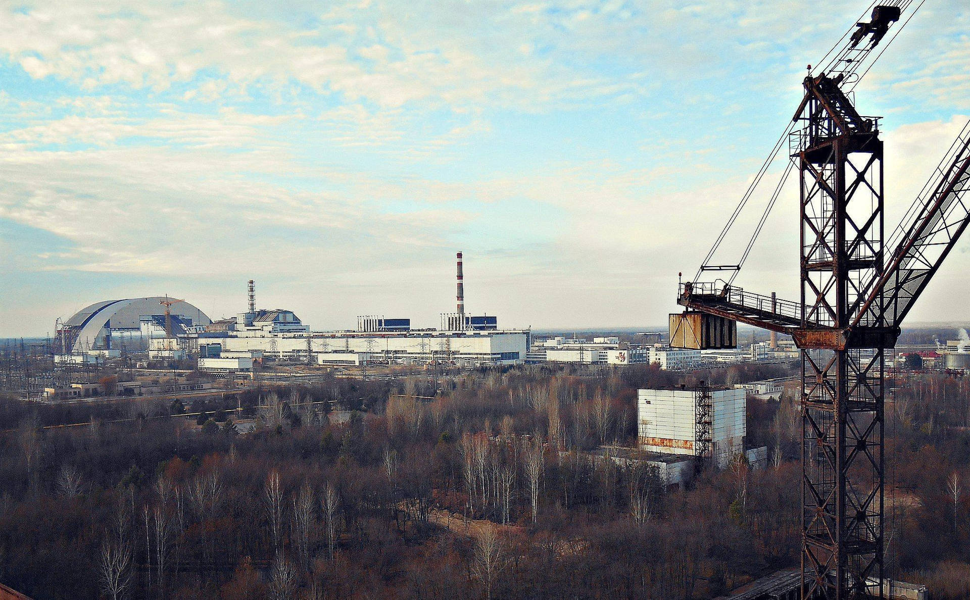 1920x1188 Download The Eerie Silence of Chernobyl's Radioactive Facility Wallpaper