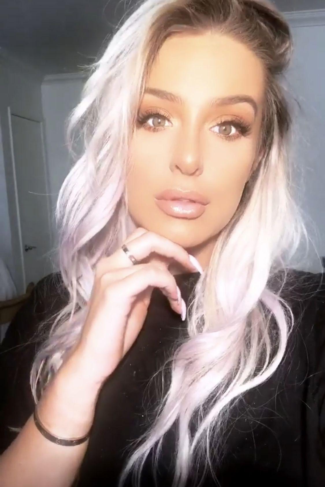 1125x1683 Tana Mongeau Wallpaper