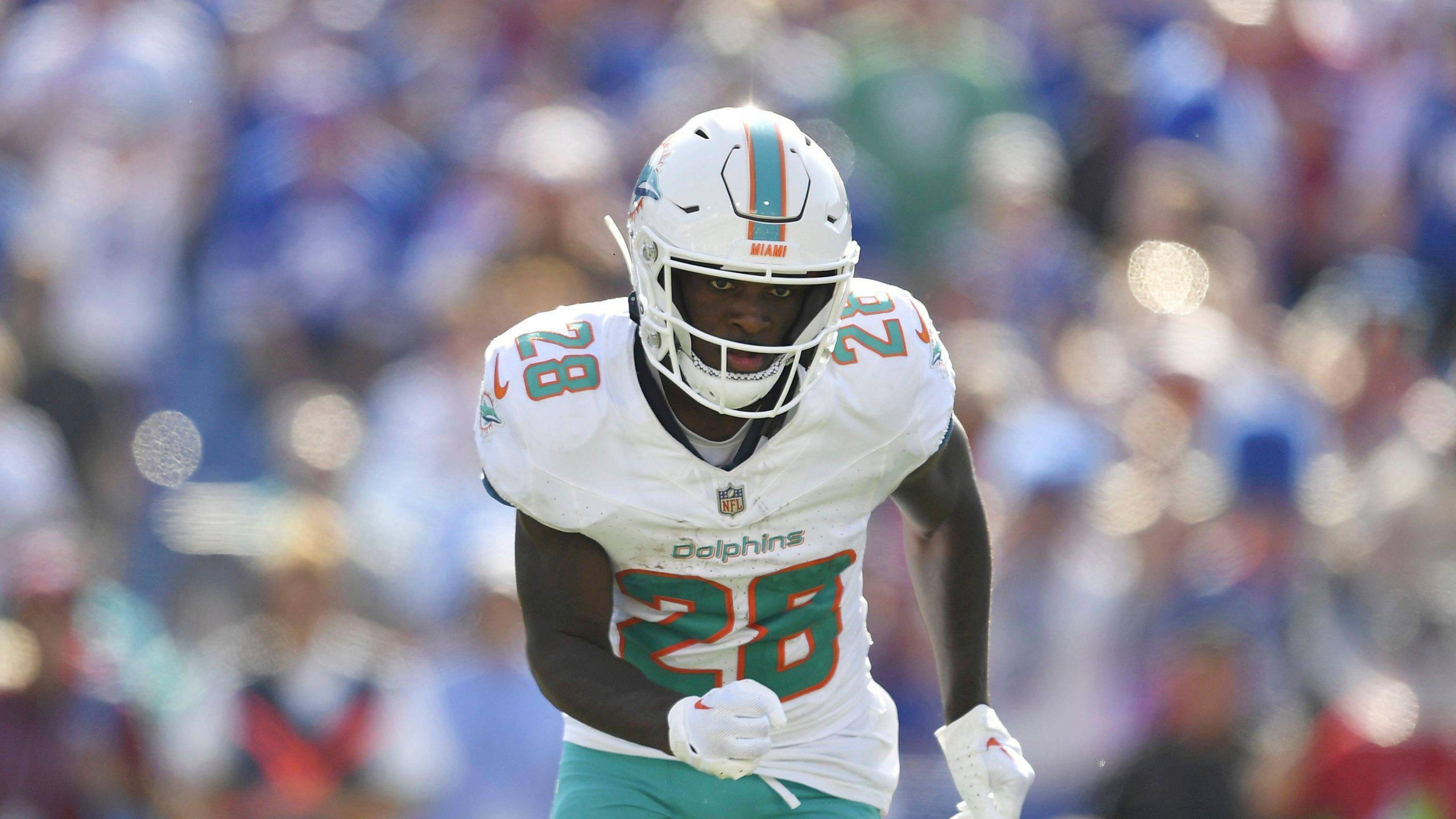2560x1440 Fantasy Football Player Profile 2024: Miami Dolphins RB De'Von Achane