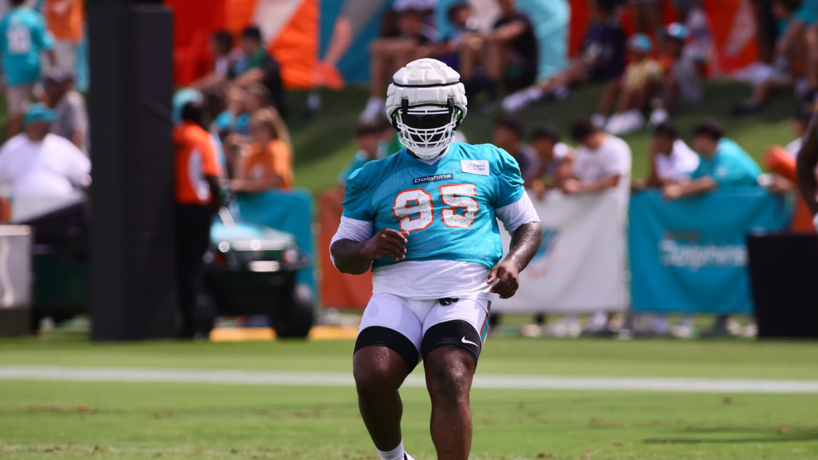 1600x900 Dolphins Re Sign DT Benito Jones
