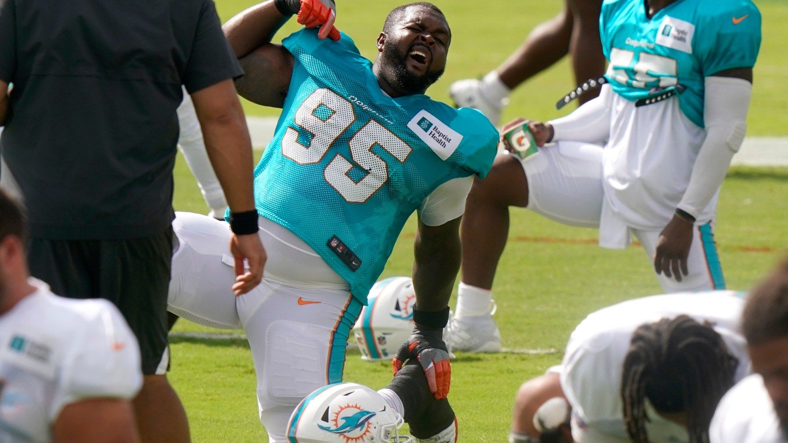 1600x900 Dolphins' Benito Jones Re Signs With Miami