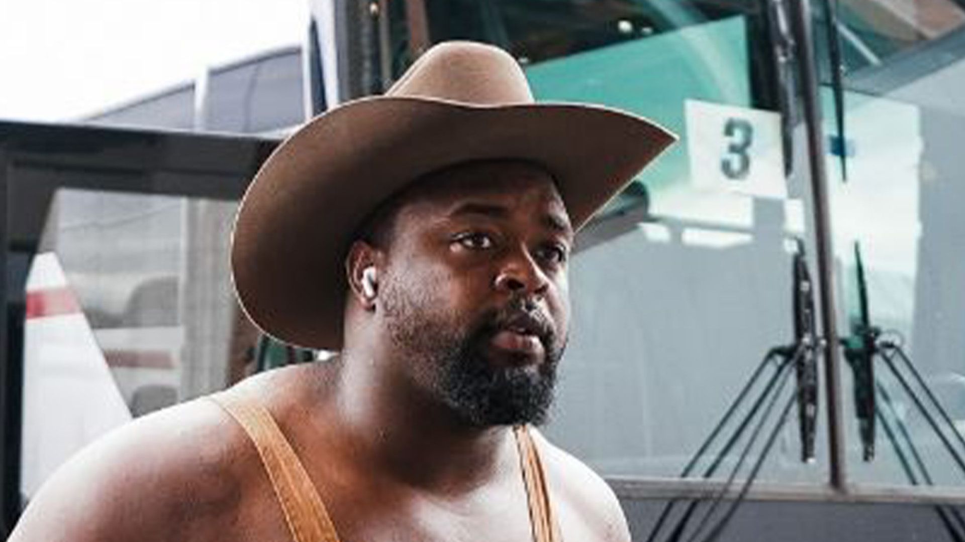 1920x1080 Detroit Lions star's 'Vince Wilfork special' gameday outfit leaves fans divided as they ask 'Did someone lose a bet?'