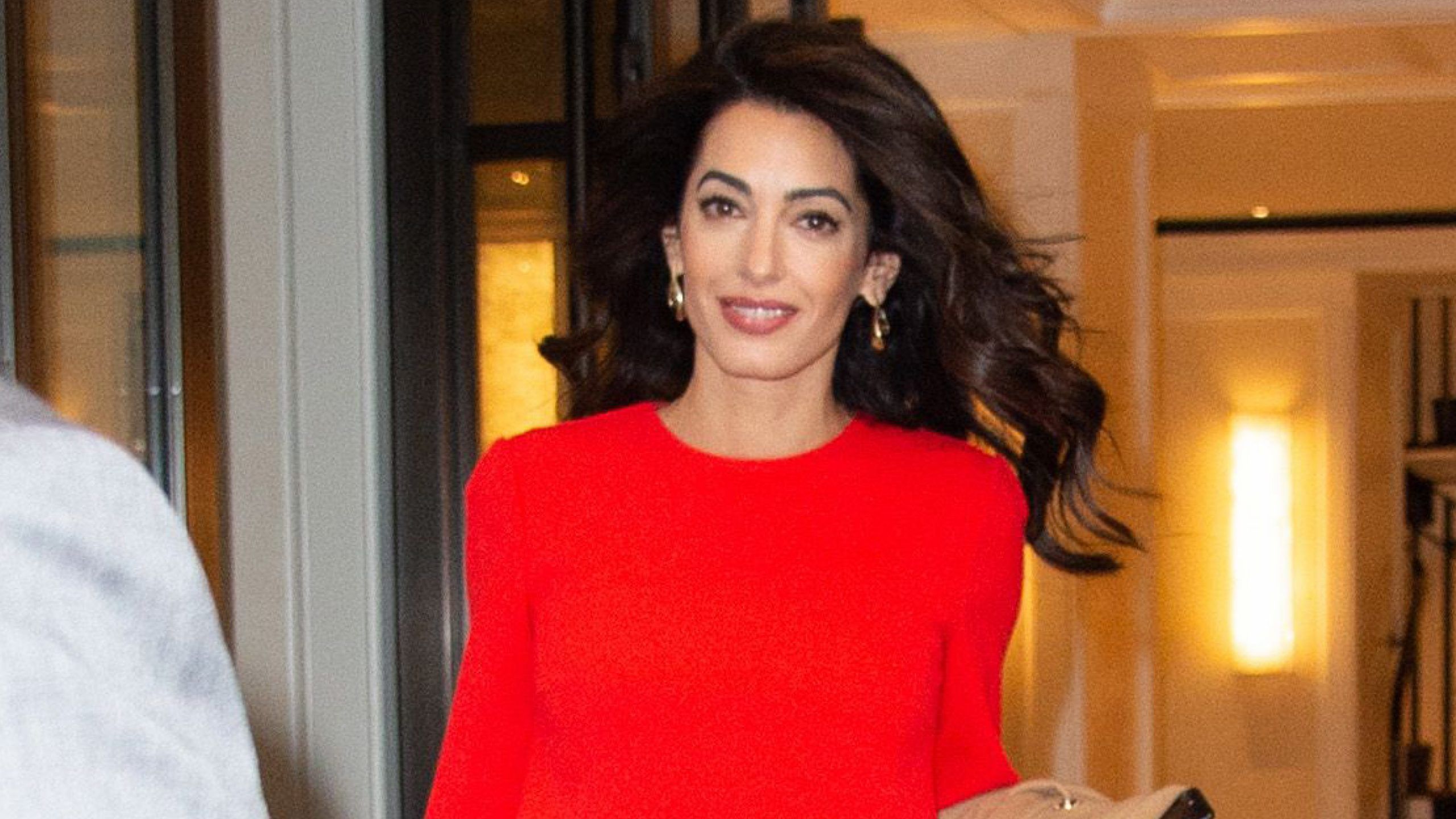 2560x1440 Amal Clooney Wears A Powerful Red Dress To The United Nations General Assembly's Bazaar Arabia