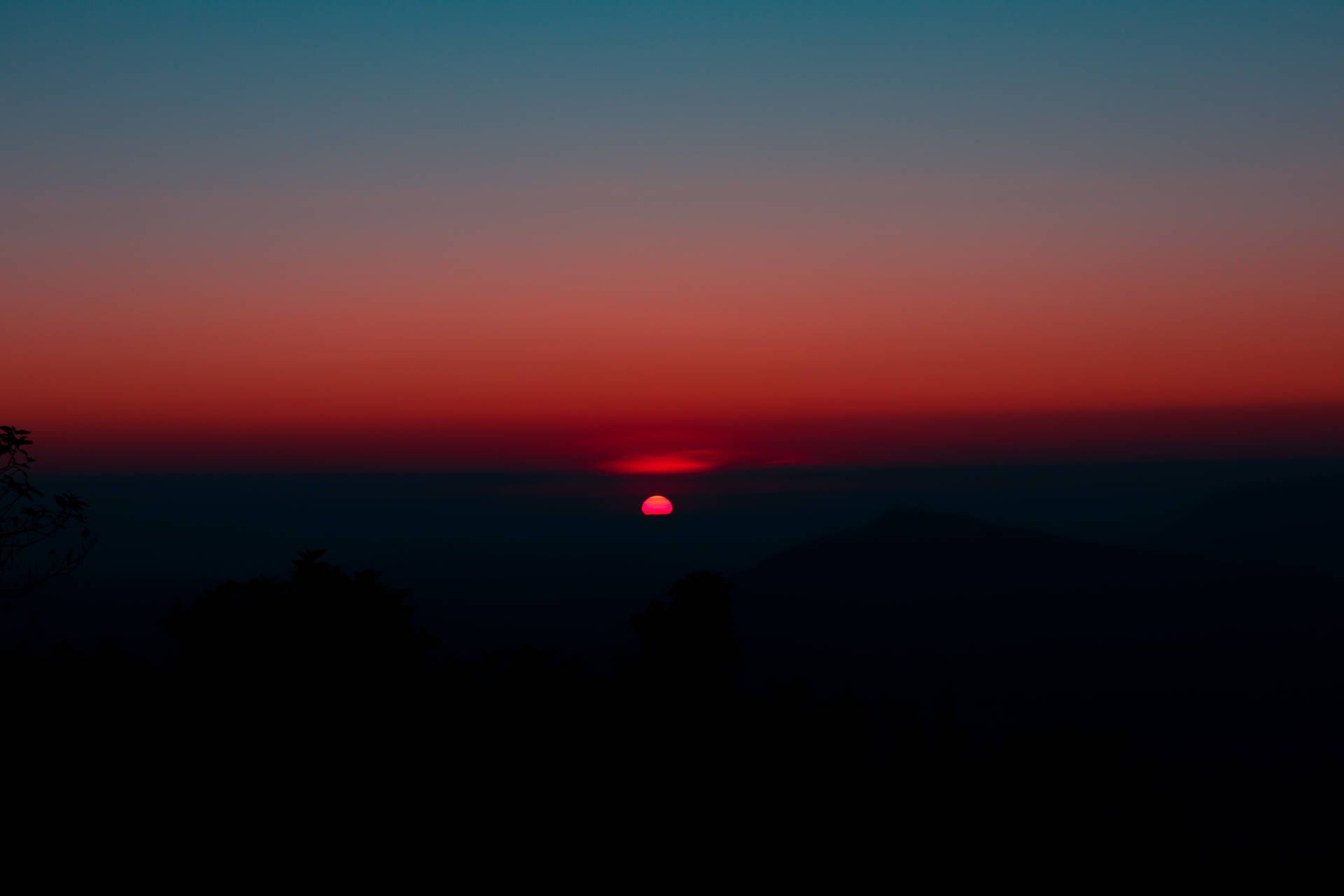 1920x1280 Download Chill Mountain Silhouette During Sunset Wallpaper