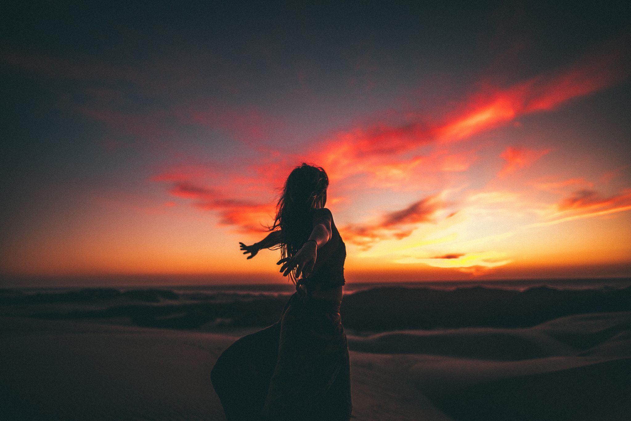2048x1366 Sunset Women Wallpaper