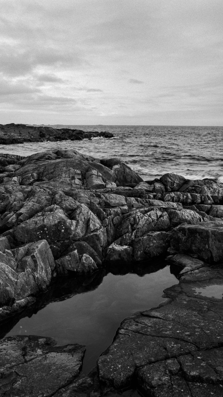 736x1308 Wallpaper stones, reefs, sea, water, horizon, black and white, Nature 4K by Robin Kuusela. Download wallpaper stones, reefs, sea, water, horizon, black and white for free