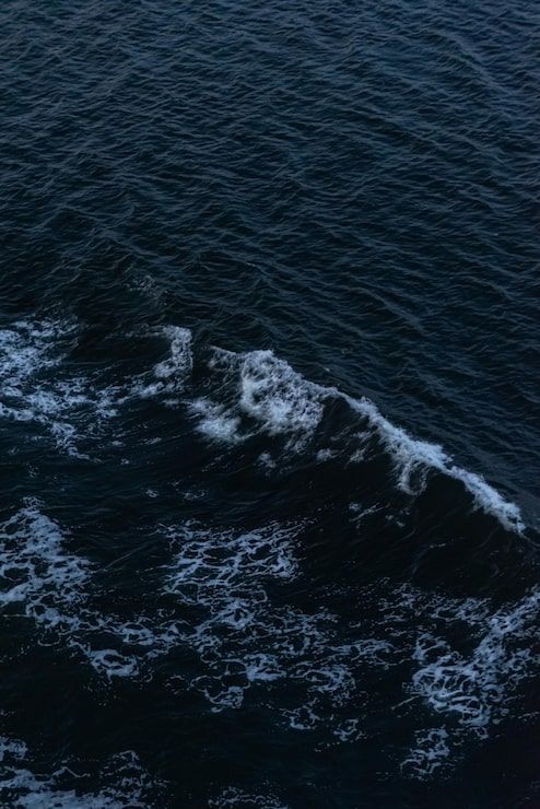 494x740 Dark blue water background Image