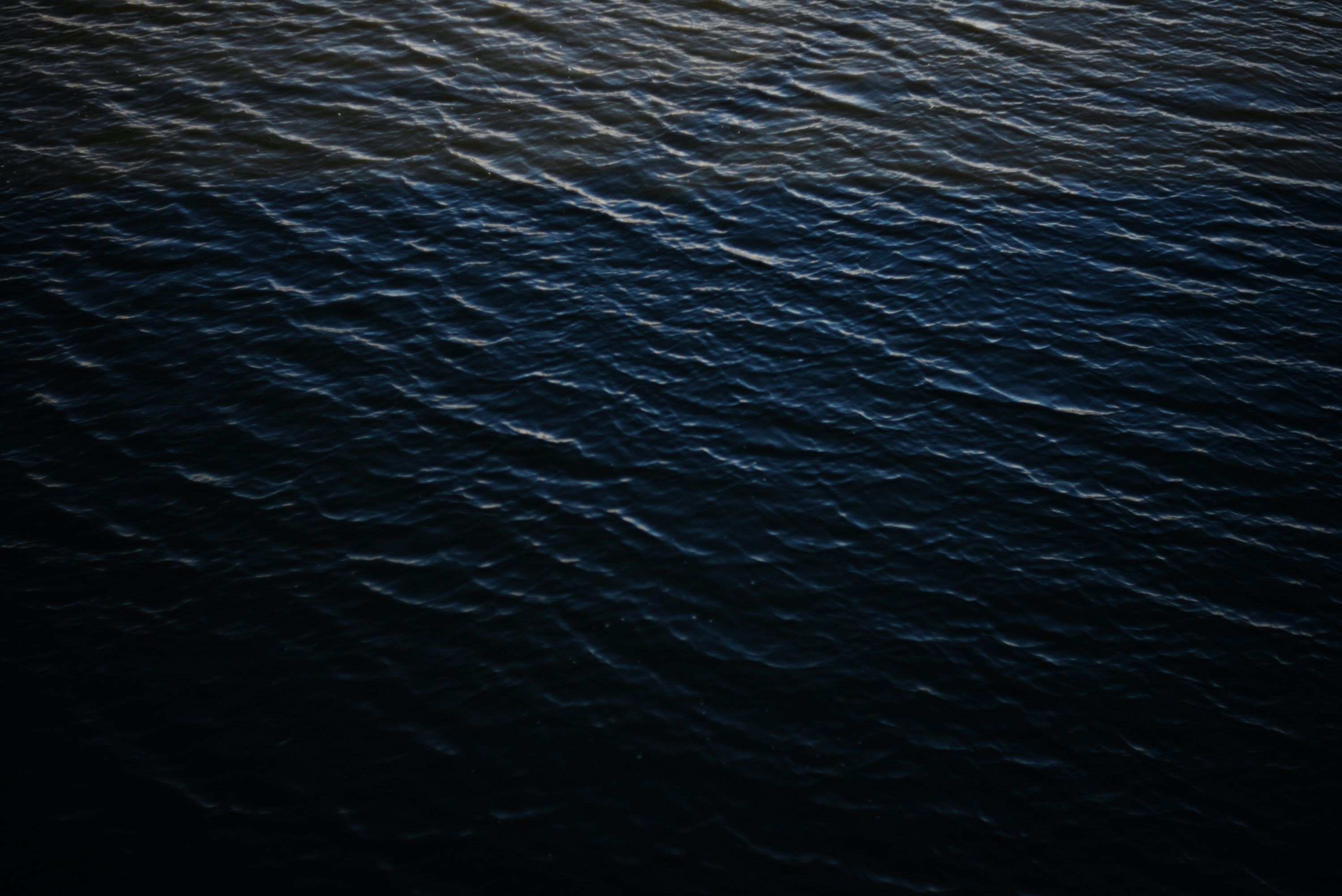 3000x2003 Dark blue ocean waves with subtle ripples photo