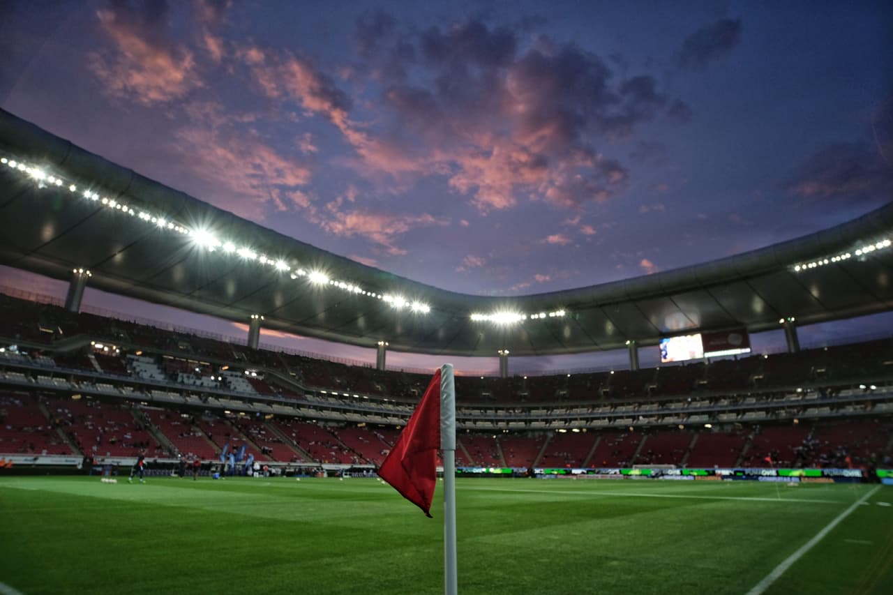 1280x853 Chivas cambiará su césped y regalarán un pedazo del actual. TUDN Liga MX