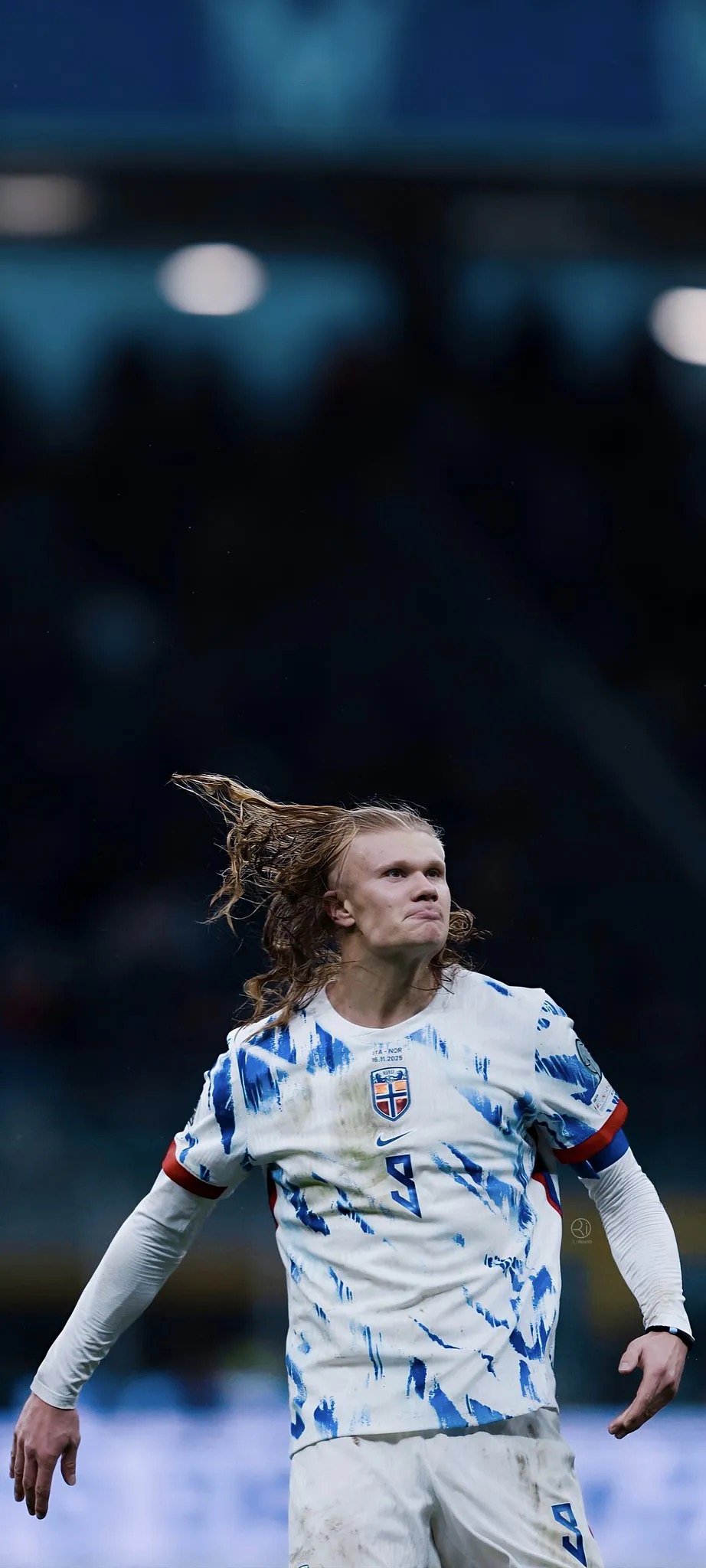 922x2048 Erling Haaland playing for Norway National Team Football Wallpaper