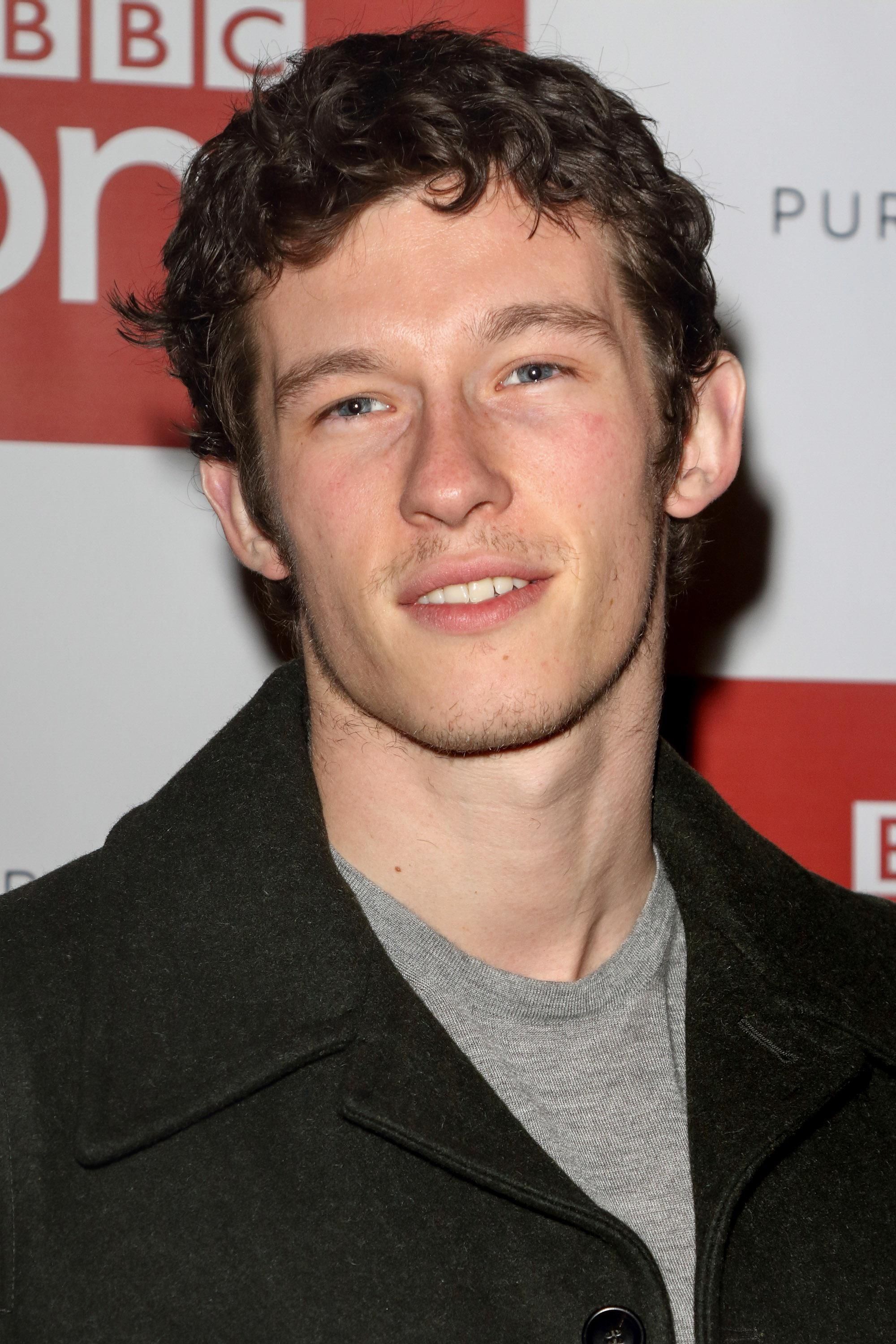 2000x3000 Callum Turner Wallpaper