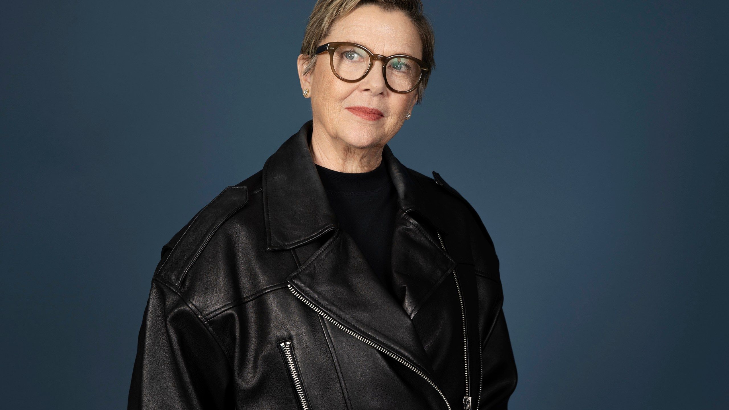 2560x1440 A family is shaken in Peacock's 'Apples Never Fall, ' starring Annette Bening