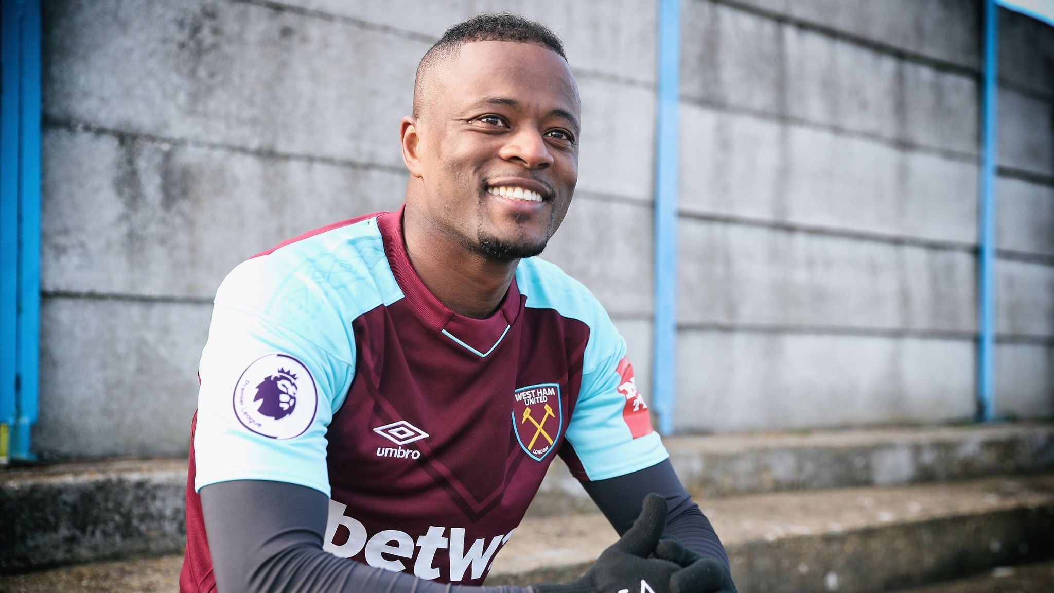 2048x1152 Patrice Evra completes free transfer to West Ham