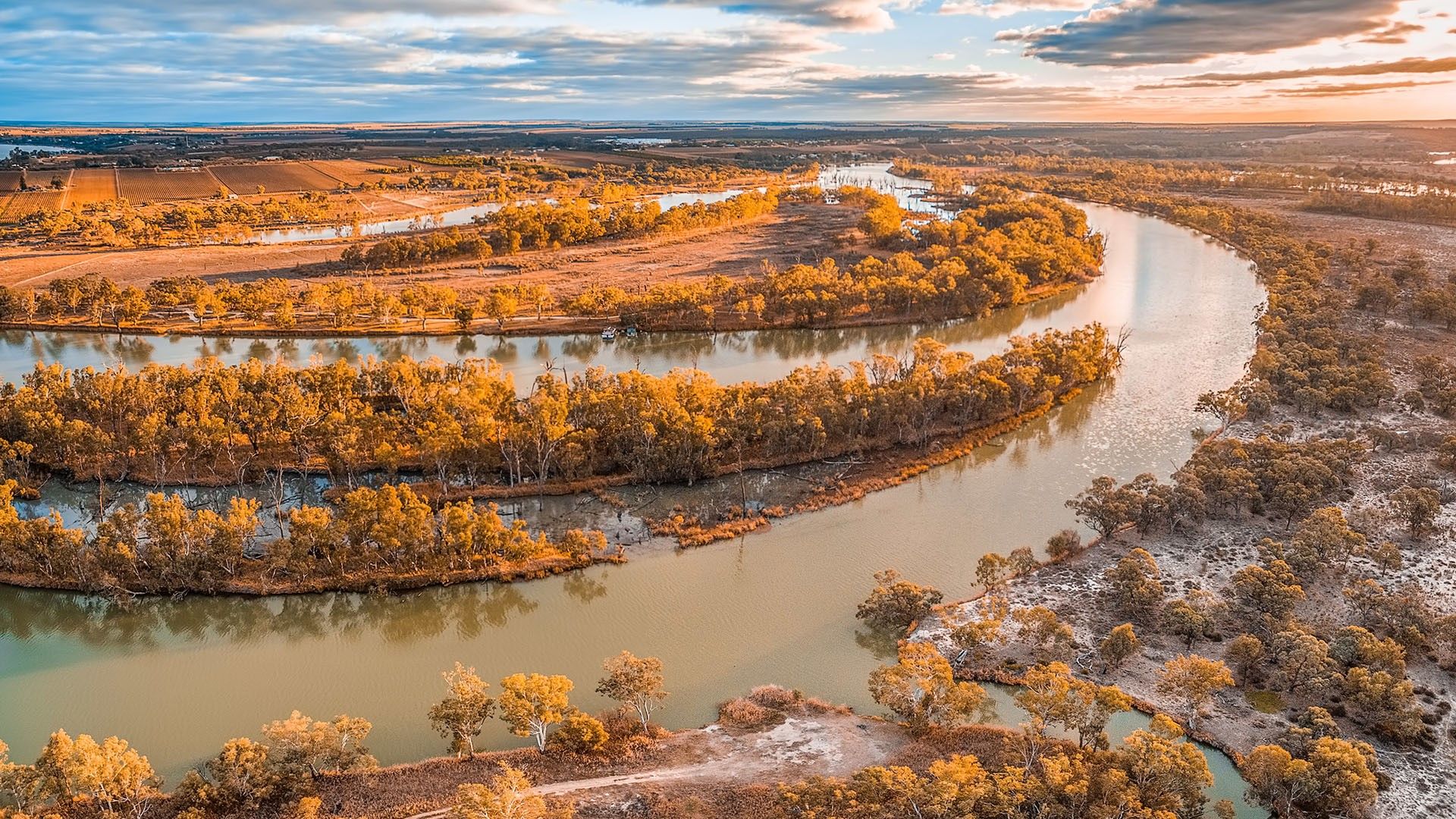 1920x1080 Beautiful bend of Murray River at sunset, Riverland, South Australia. Windows Spotlight Image