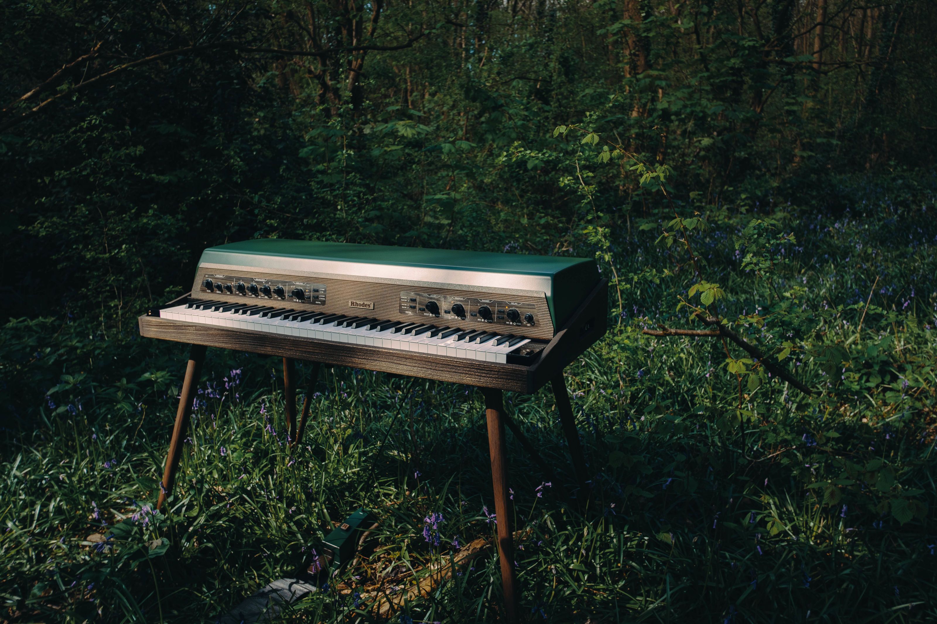 3200x2133 A New Limited Edition Rhodes Piano And Gibson Doubleneck Guitar Aim For The Stars. Wallpaper*