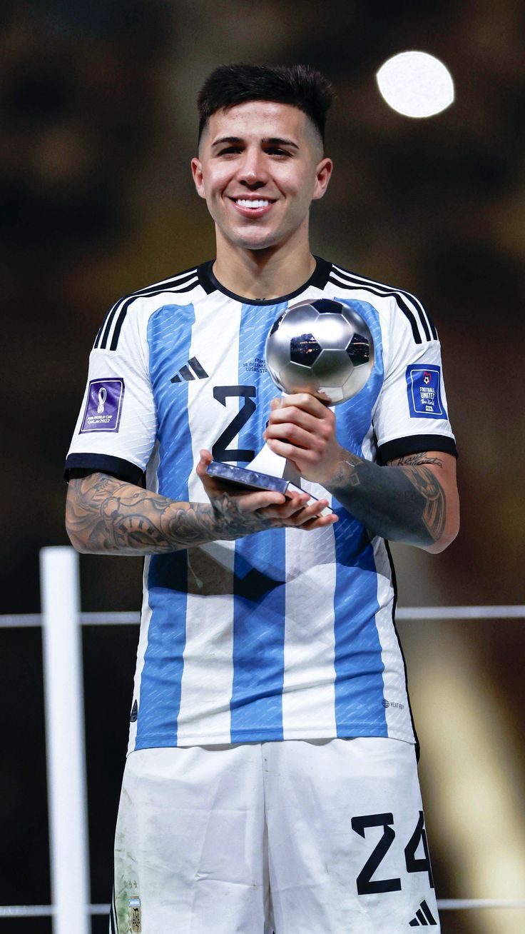 736x1308 Enzo Fernández World Cup Qatar 2022 Wallpaper