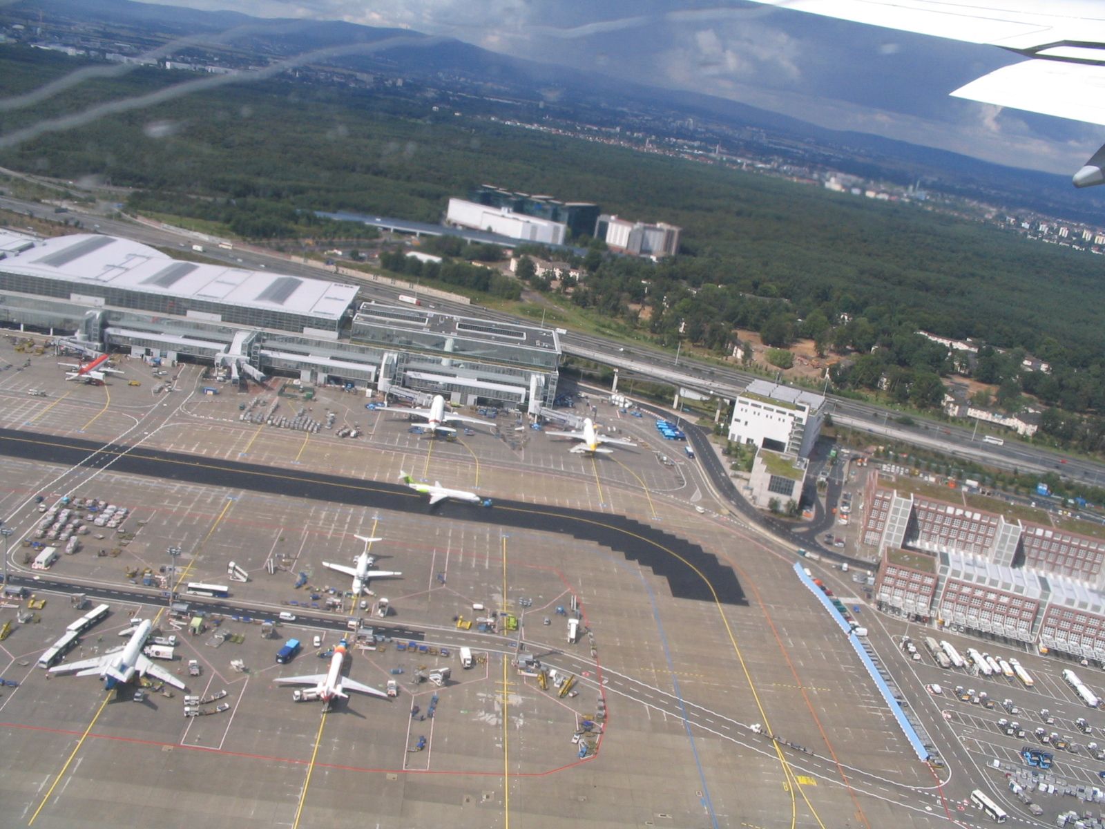 1600x1200 Frankfurt airport terminal 2 (during takeoff)