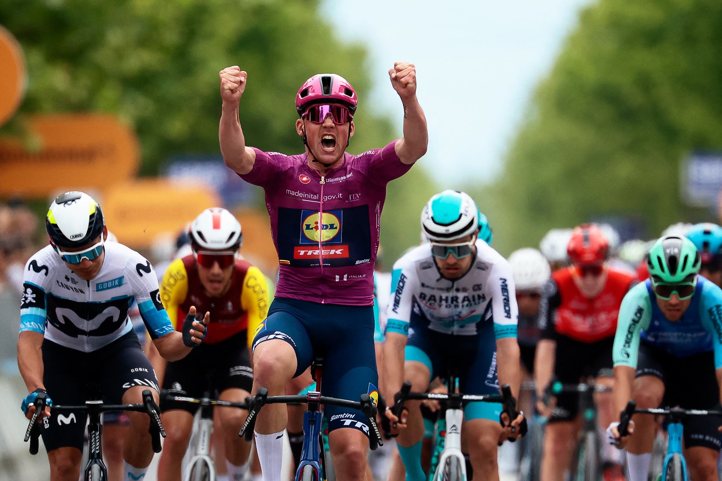 2400x1600 Giro d'Italia Stage 3: Pedersen Retakes Pink With Powerful Sprint