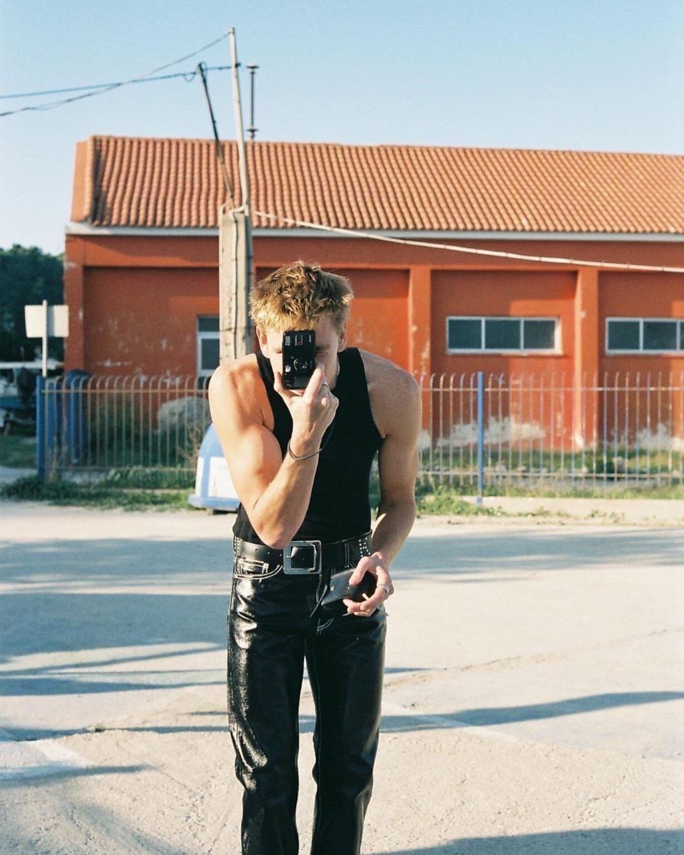 960x1200 i had this picture of harris dickinson as my wallpaper during my bachelor days to tease my friend who is into him and some girls actually thought he was my bf #truestory