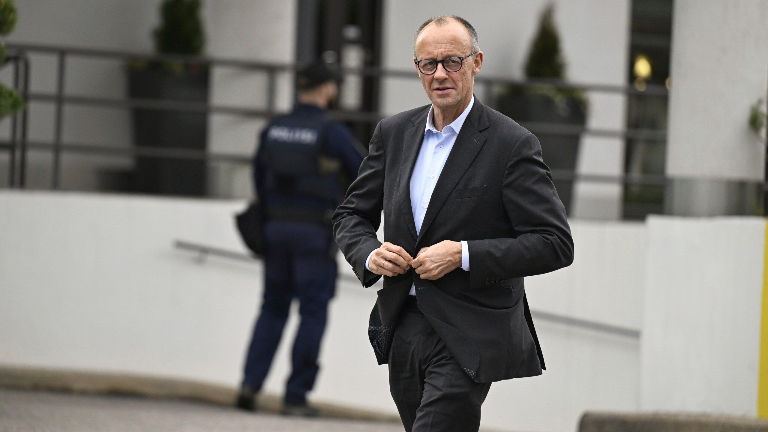 2560x1440 Germany's Merz says there are no more range restrictions on the weapons supplied to Ukraine. WRIC ABC 8News