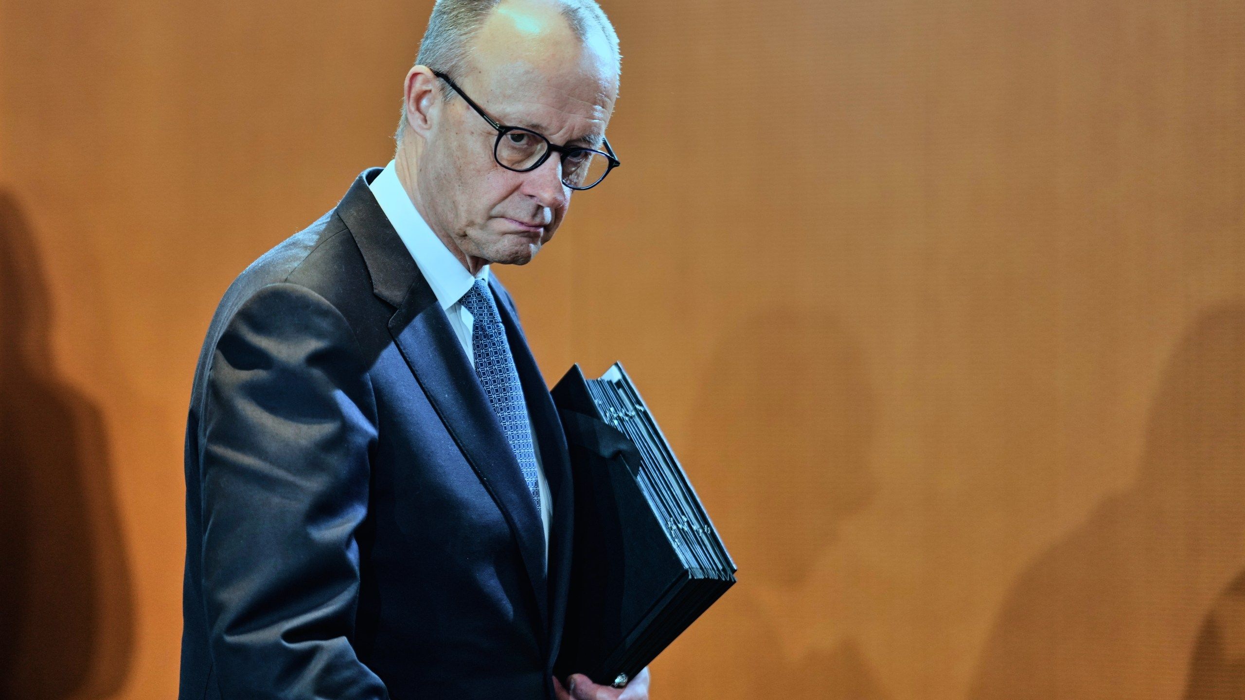 2560x1440 Germany trims this year's growth forecast to 1% as its economy is slow to gather pace