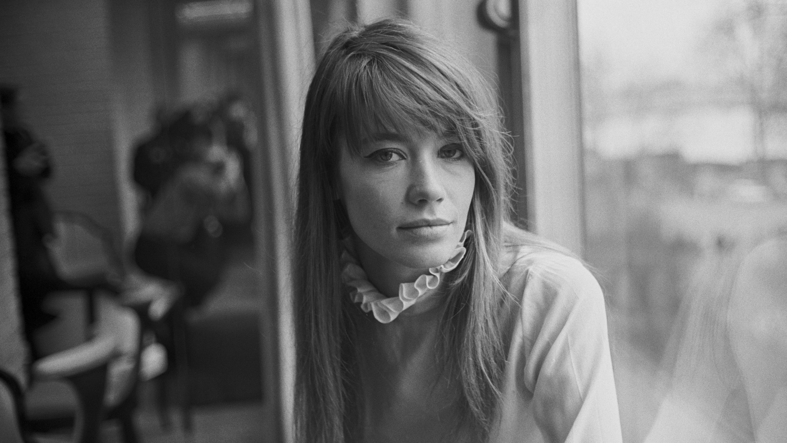 2560x1440 Françoise Hardy e quella frangia in stile french girl diventata iconica. Vanity Fair Italia