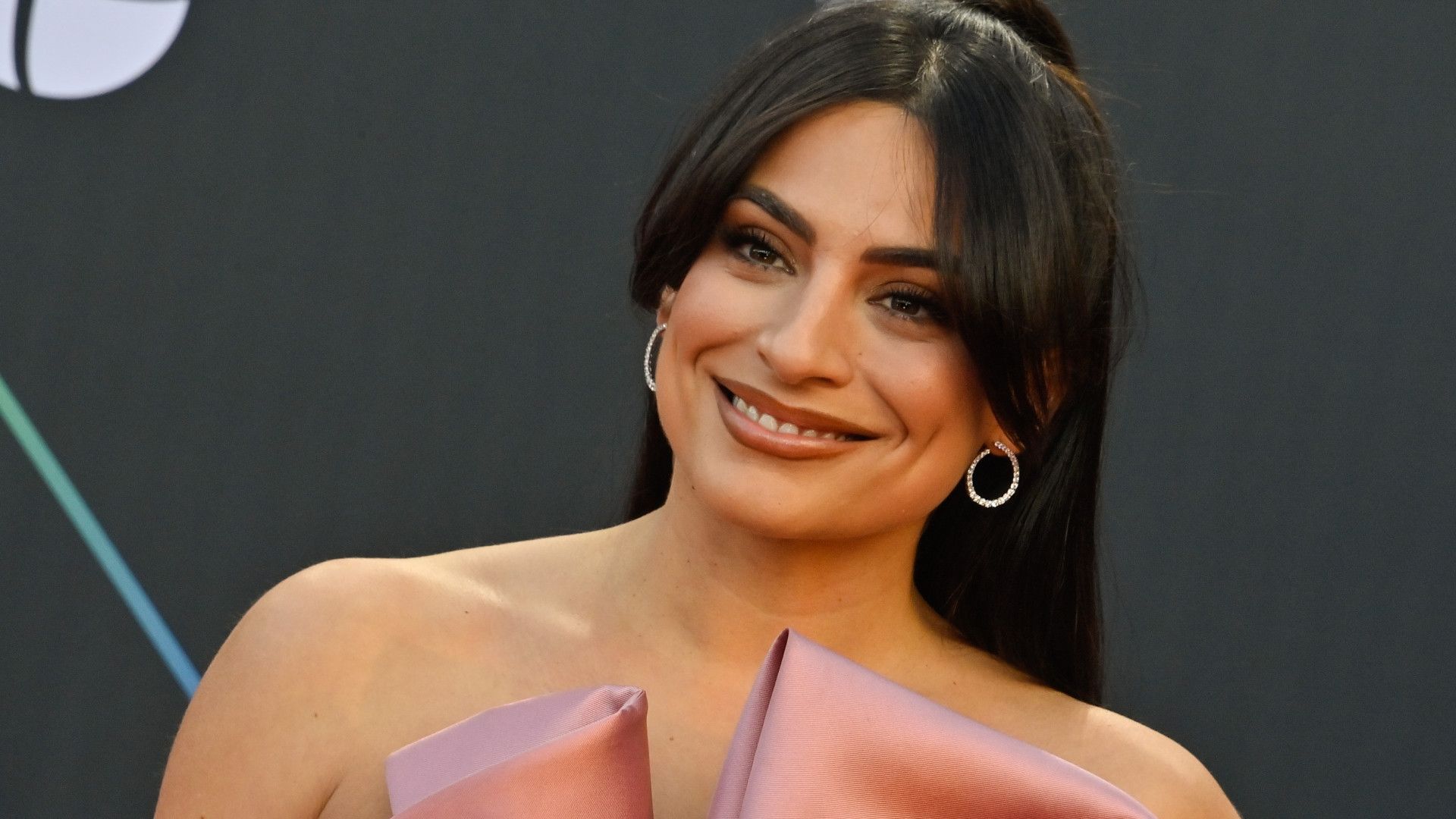 1920x1080 Ana Brenda Contreras confesó que acostumbra dar un beso antes de conducir un evento como Latin GRAMMY