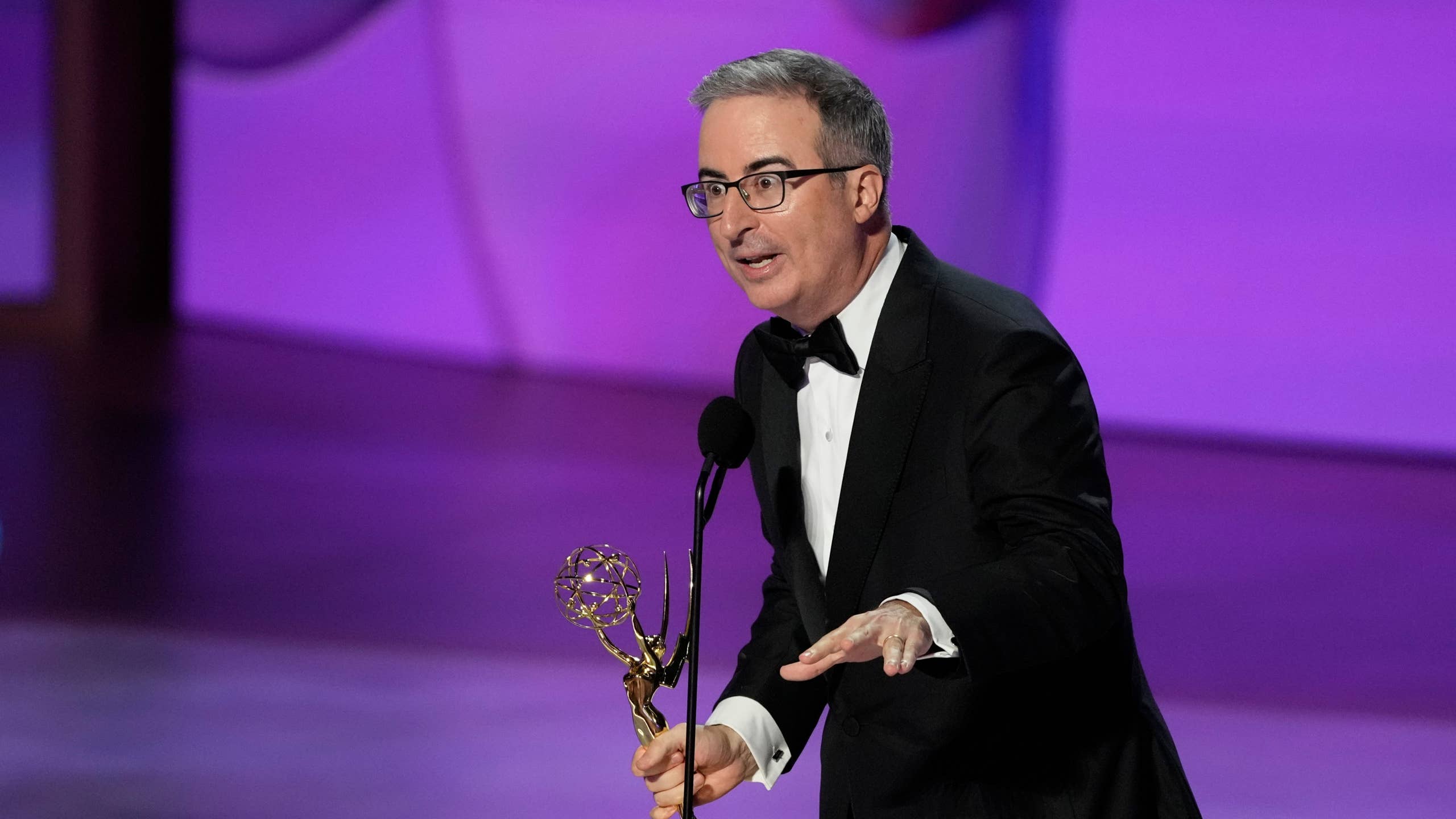 2560x1440 John Oliver Addresses the Controversial Future of Late Night TV's Journal