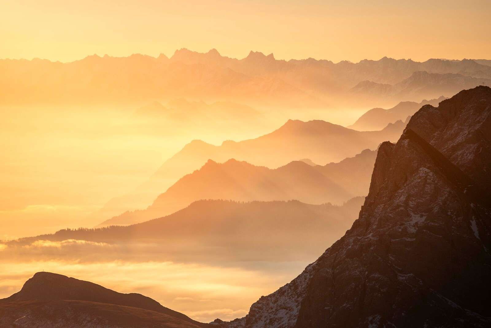 1600x1067 Wallpaper Mural glow over mountain layers