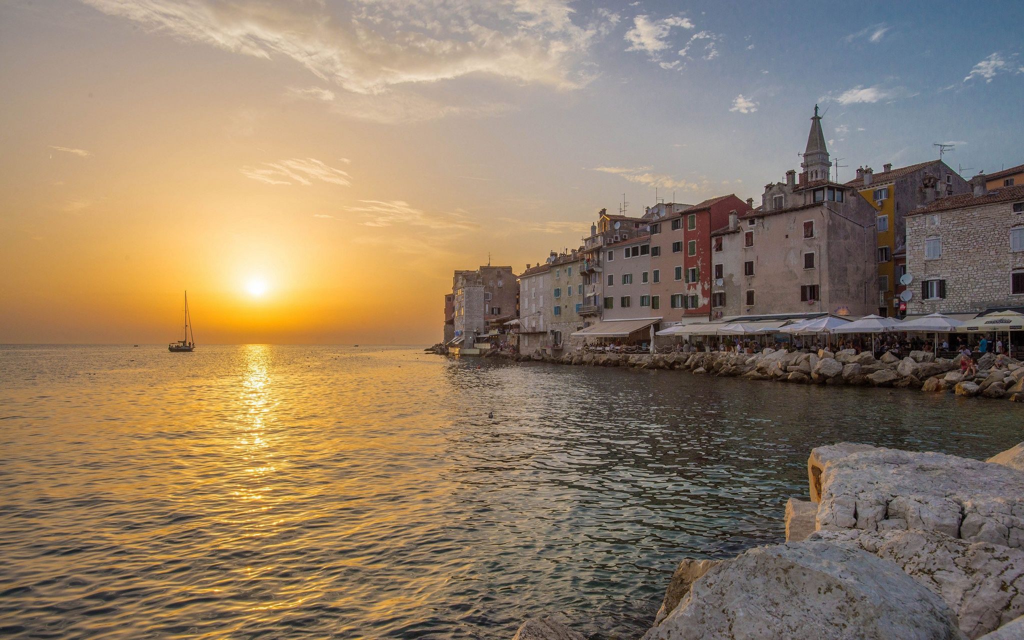 2048x1280 Wallpaper sea, sunset, coast, building, home, yacht, Croatia, Istria for mobile and desktop, section город, resolution 2048x1280