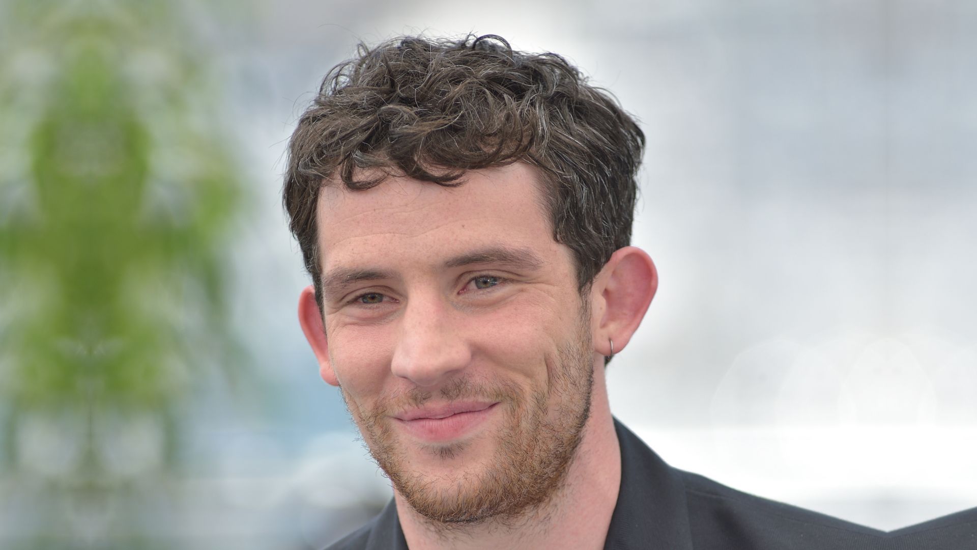 1920x1080 Josh O'Connor: Curly Hair With Short Back And Sides. Man For Himself