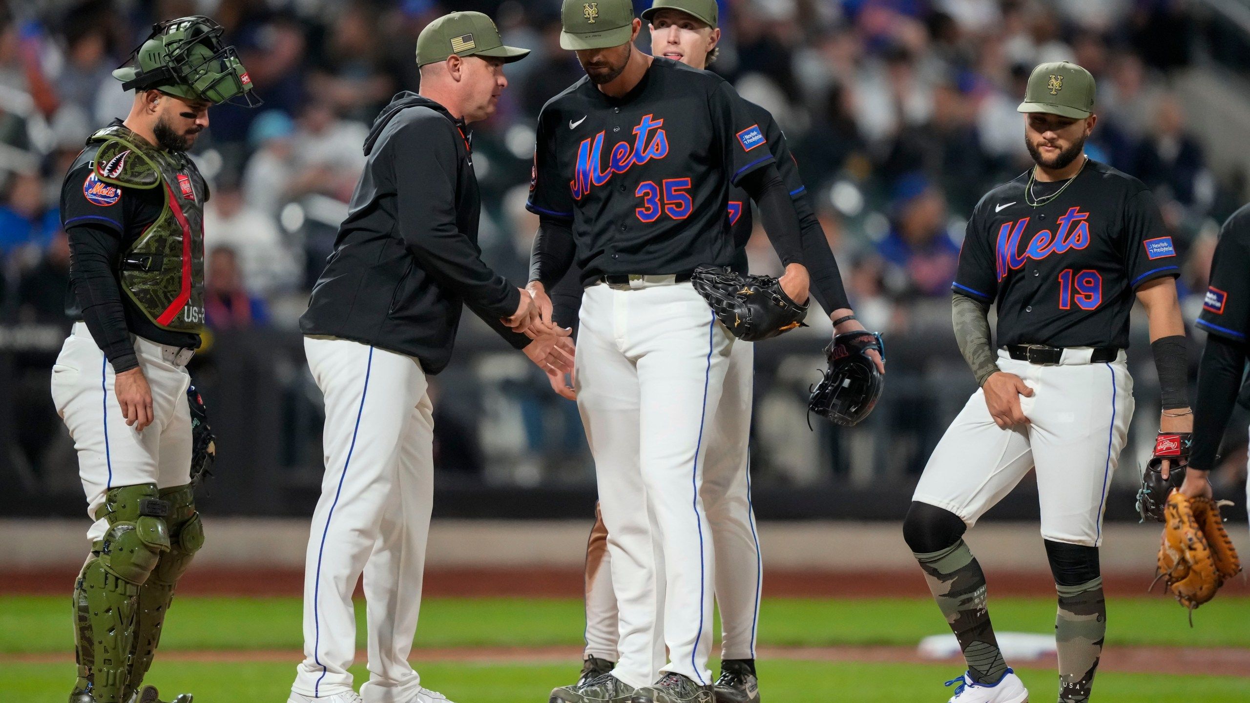 2560x1440 Mets pitcher Clay Holmes sidelined indefinitely with broken leg after getting hit