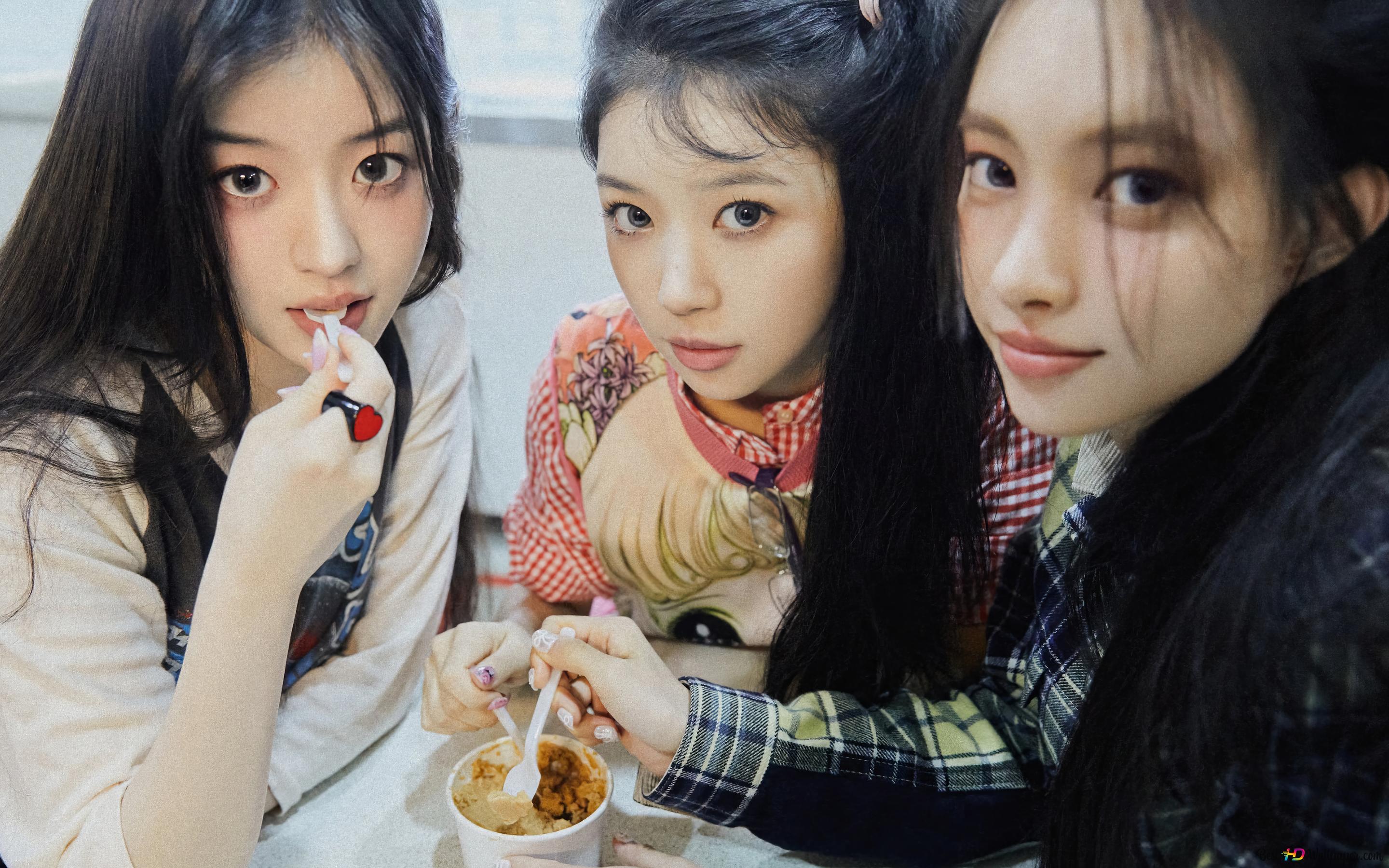 2880x1800 ILLIT's Yunah with Moka & Minju 4K wallpaper download