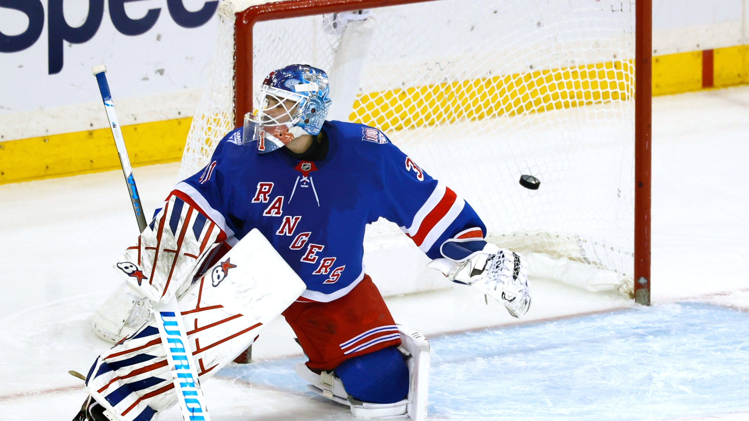 2560x1440 Rangers goaltender Igor Shesterkin leaves game against the Mammoth because of injury