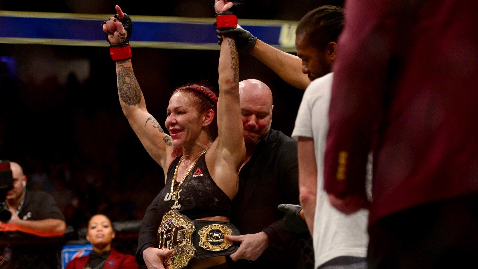 1600x900 UFC 219: Cris Cyborg beats Holly Holm to retain title