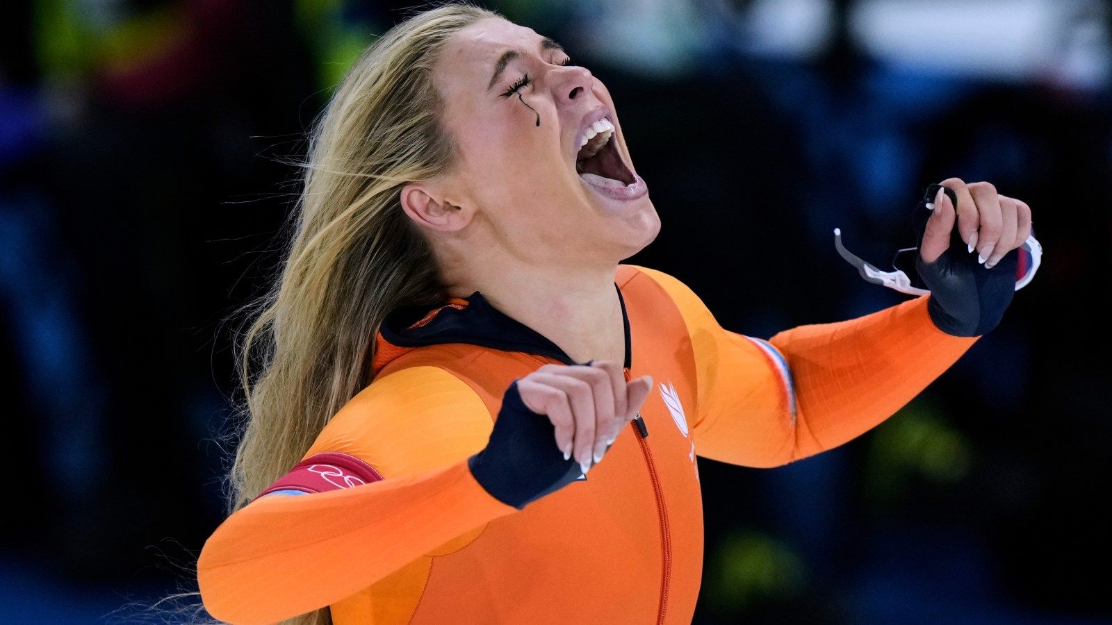 1600x900 Speed skating diva Jutta Leerdam delivers drama, celebrates gold medal