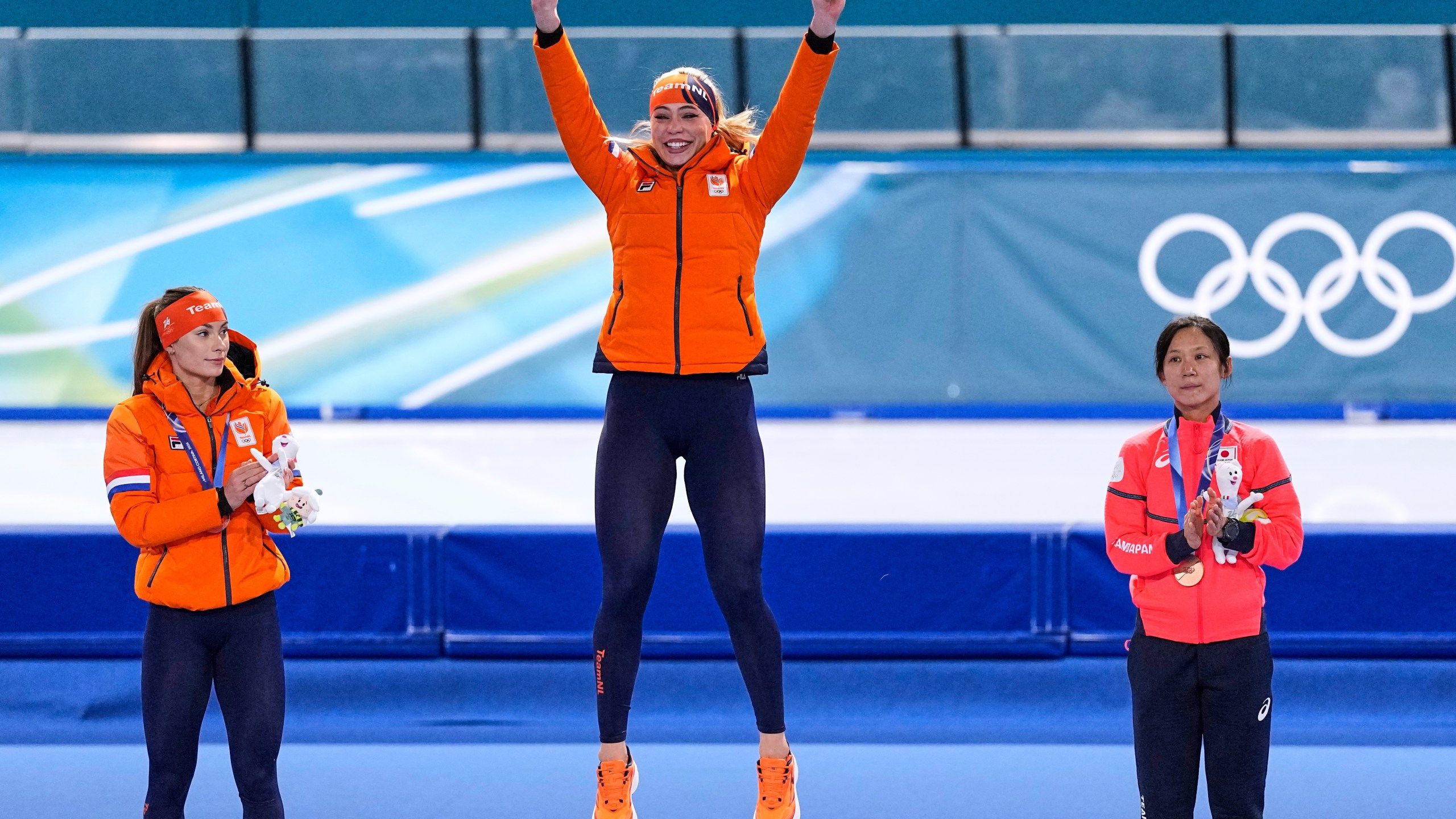 2560x1440 Jake Paul cheers from the second row as his fiancée, Jutta Leerdam, wins Olympic speedskating gold. News 4 Buffalo