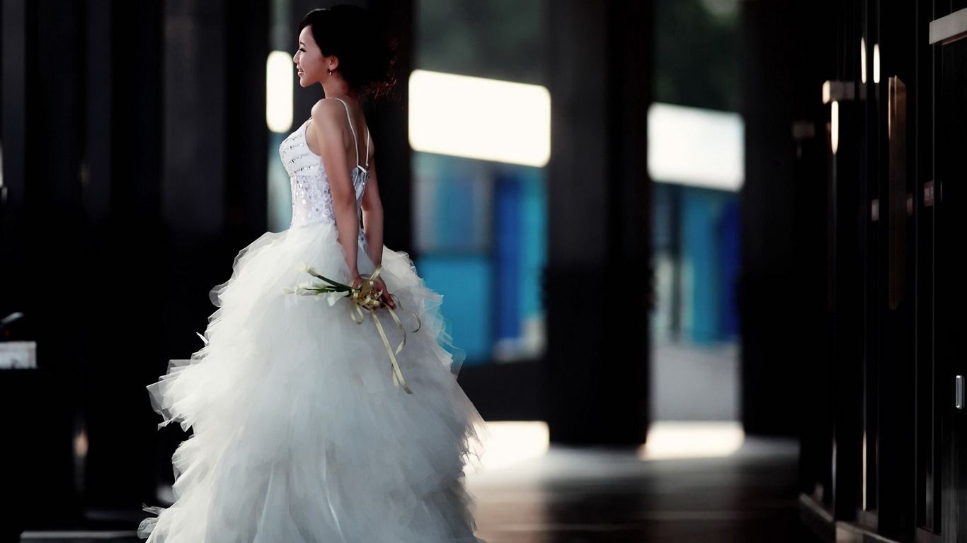 1366x768 Beautiful bride wedding aesthetic picture Desktop Wallpaper 01