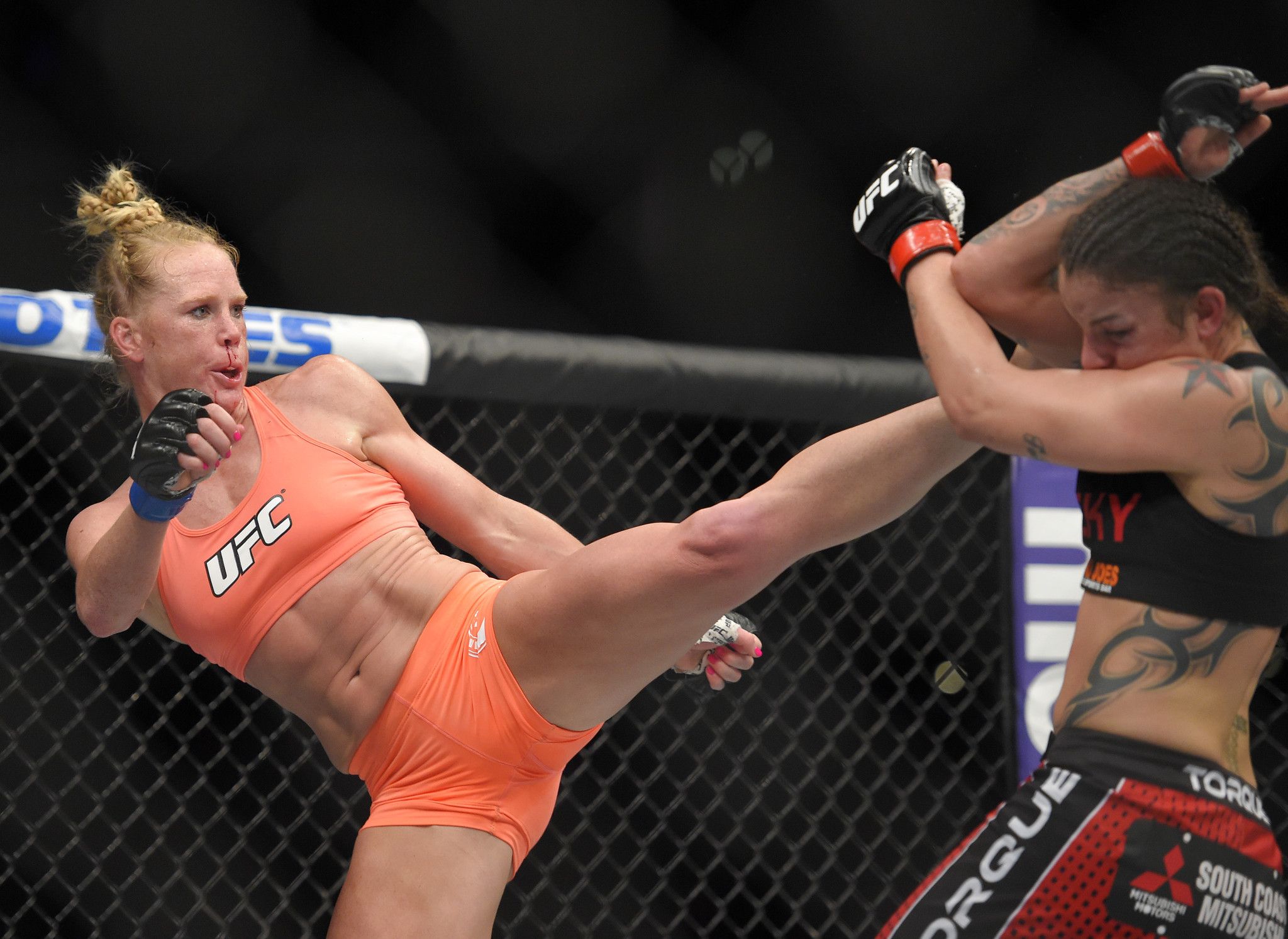 2048x1493 Holly Holm's unorthodox and effective striking arsenal