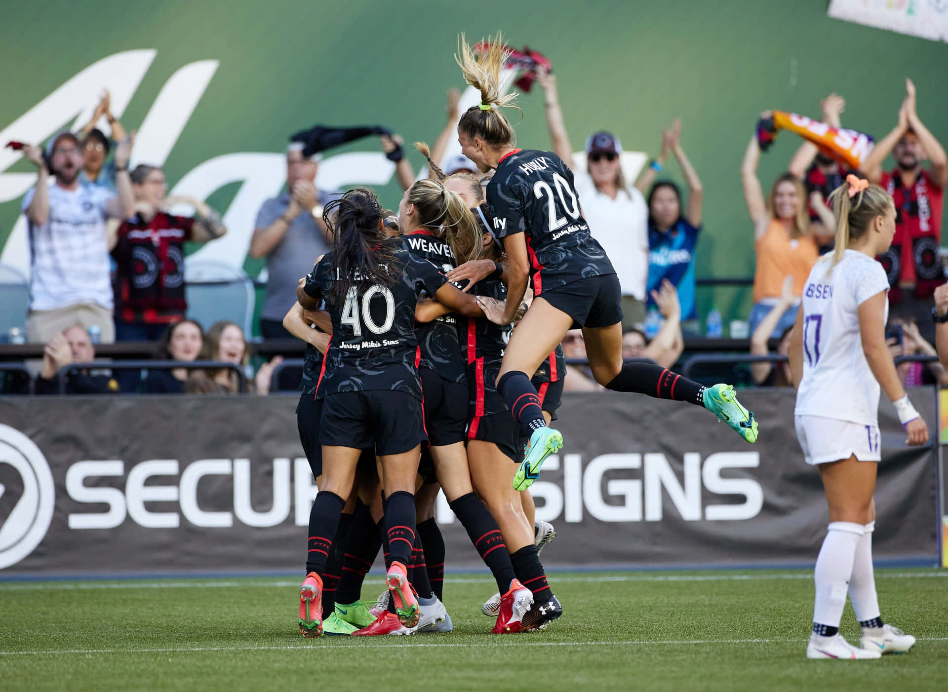 1920x1402 Download The Thunderous Portland Thorns Fc In Action Wallpaper