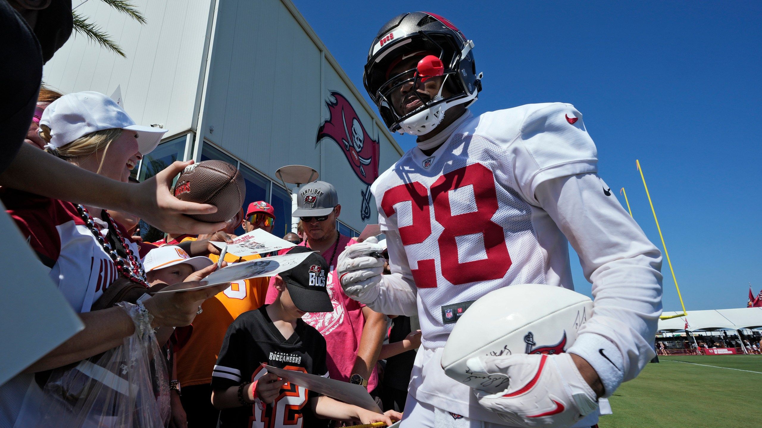 2560x1440 Shilo Sanders makes his presence felt in his debut with the Tampa Bay Buccaneers