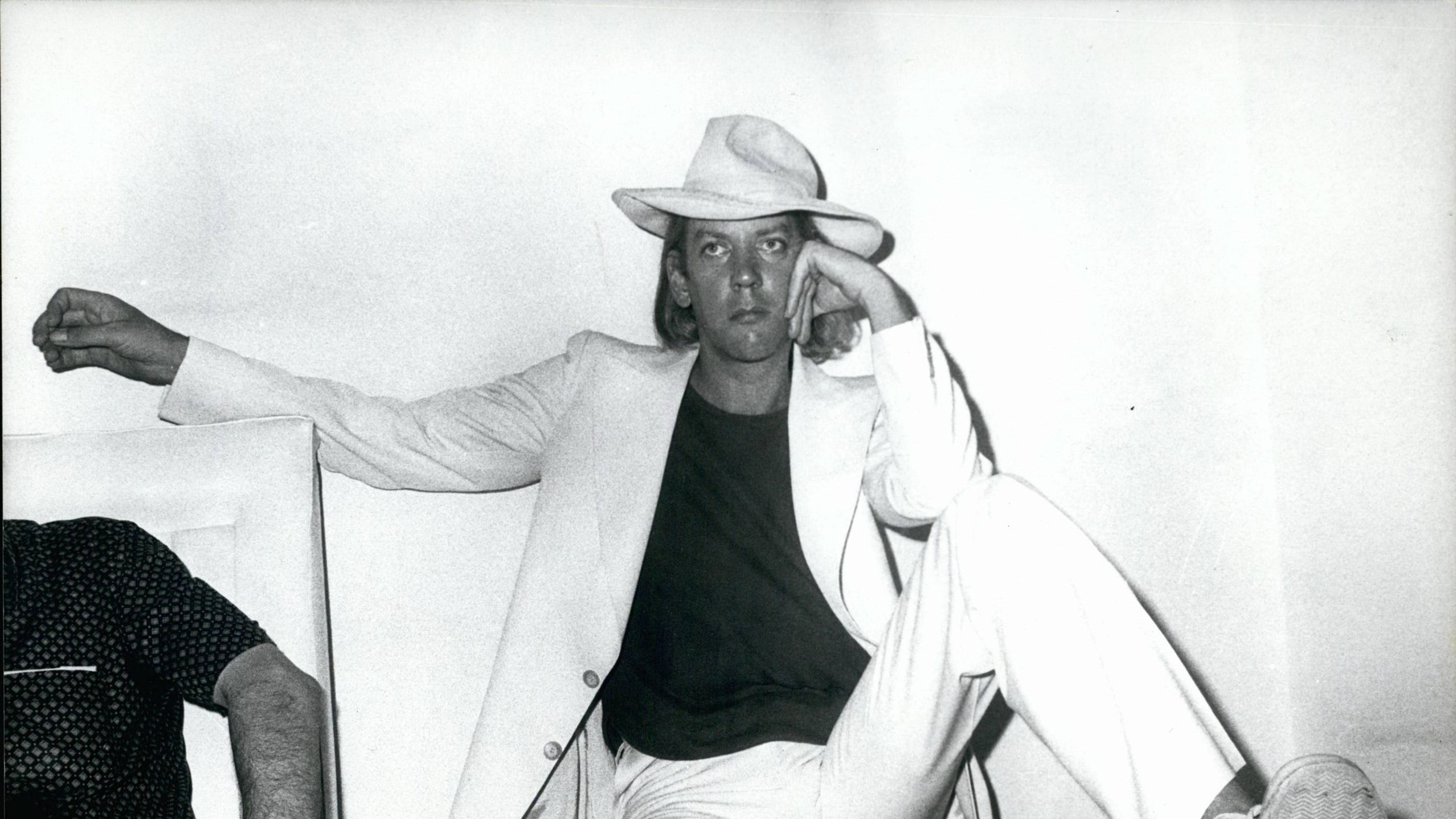 2560x1440 Style lessons to learn from a young Donald Sutherland