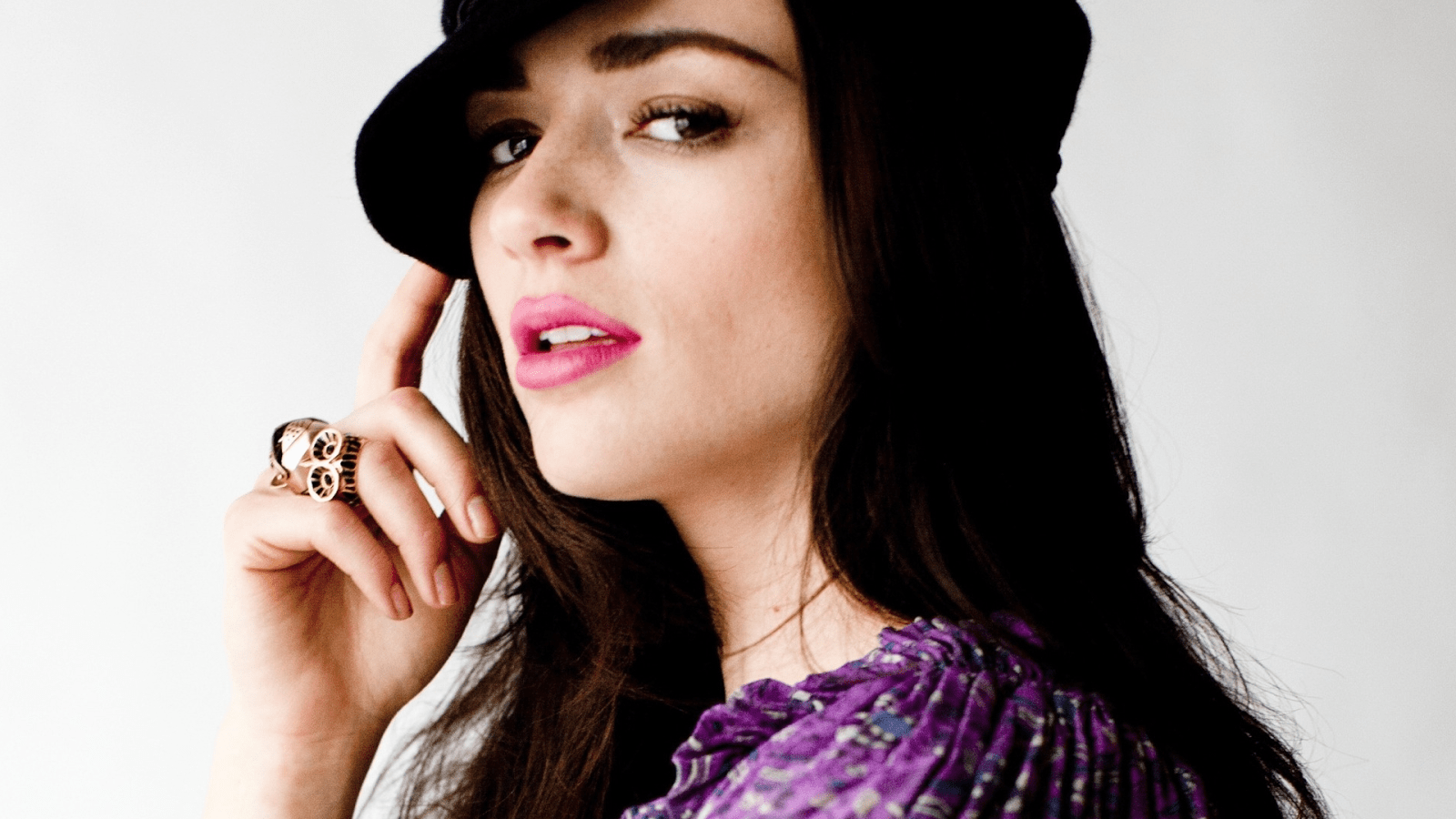 1600x900 free stars wallpaper download: Crystal Reed Free Stars Wallpaper